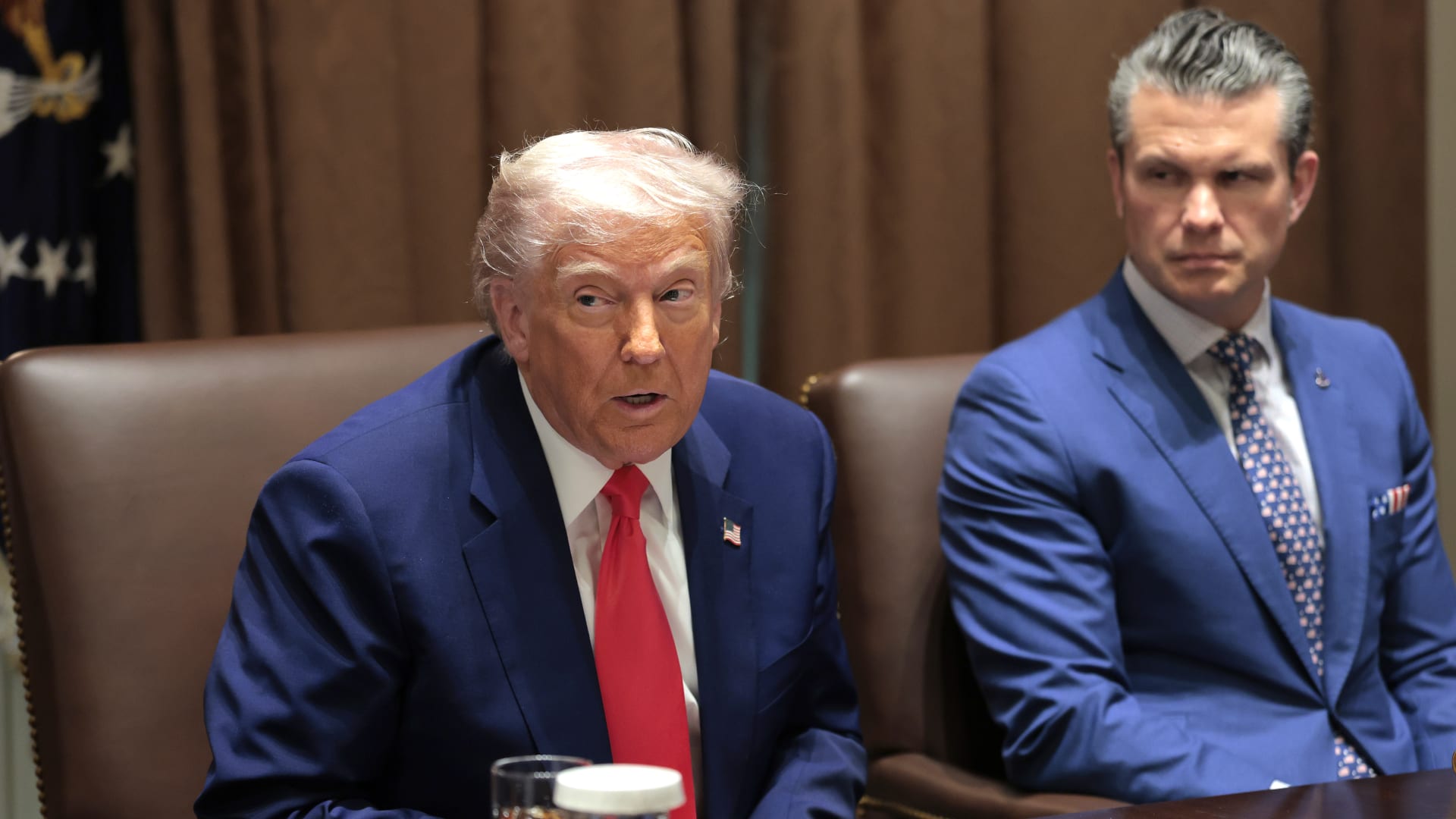 ما موقف ترامب تجاه وزير الدفاع بعد تقرير "البنتاغون" عن "خطورة" محادثات سيغنال؟.. البيت الأبيض يجيب CNN