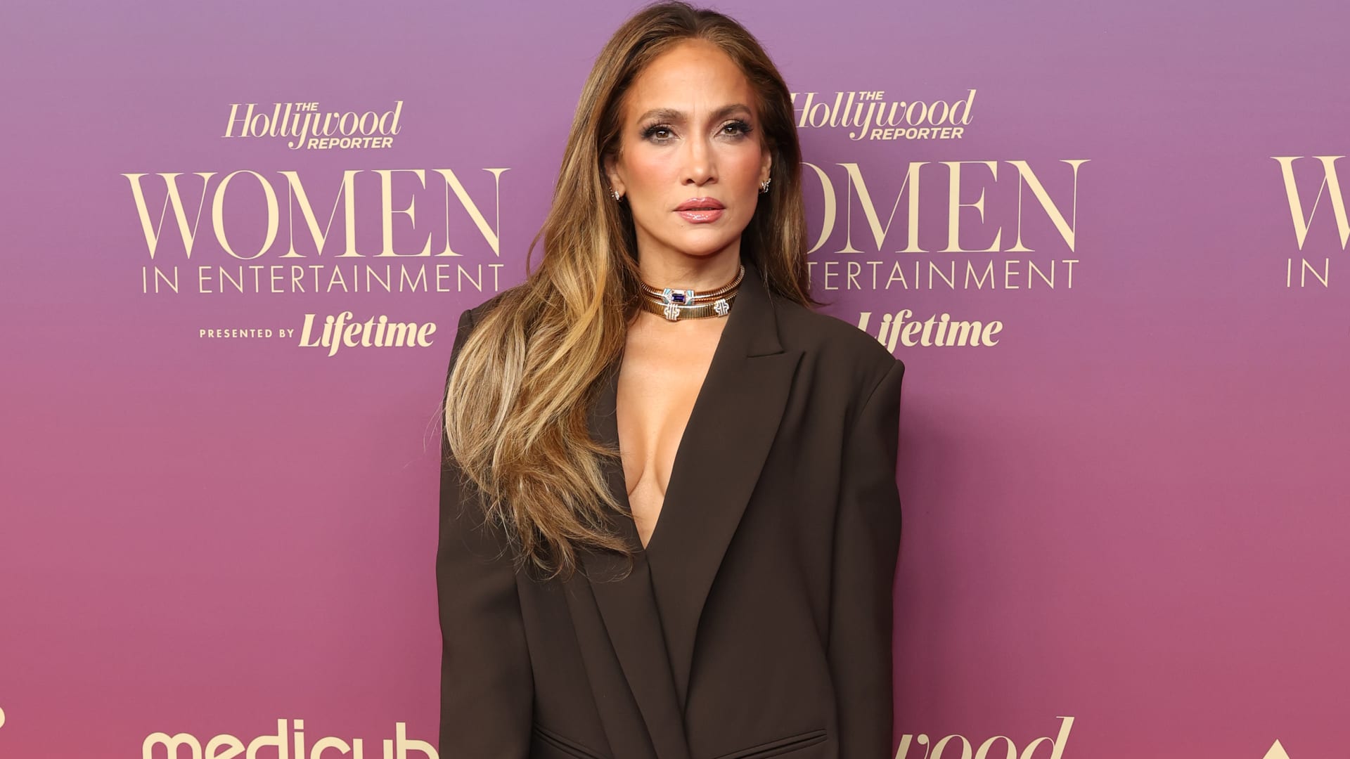 جنيفر لوبيز تتألق بتصميم "لبناني" في حفل بلوس أنجلوس