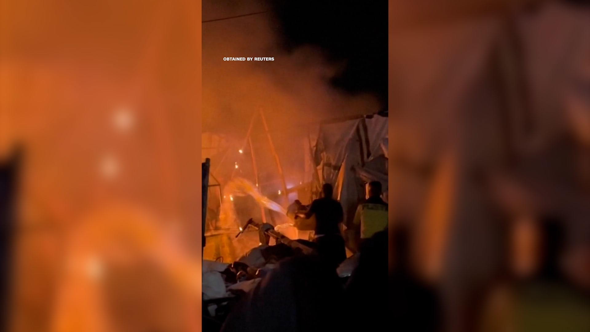 سلسلة بشرية في غزة لإخماد نيران اندلعت بخيام نازحين بعد قصف إسرائيلي