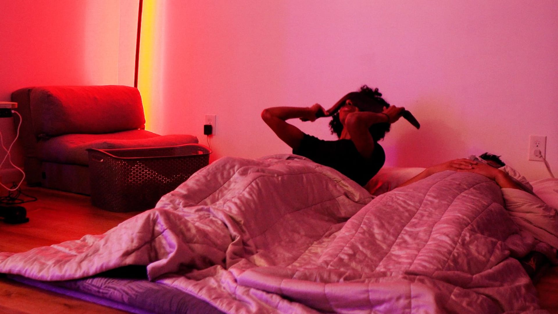 سريرك الليّن قد يفسد نومك.. ربما آن الأوان لإعادة التفكير في النوم على الأرض