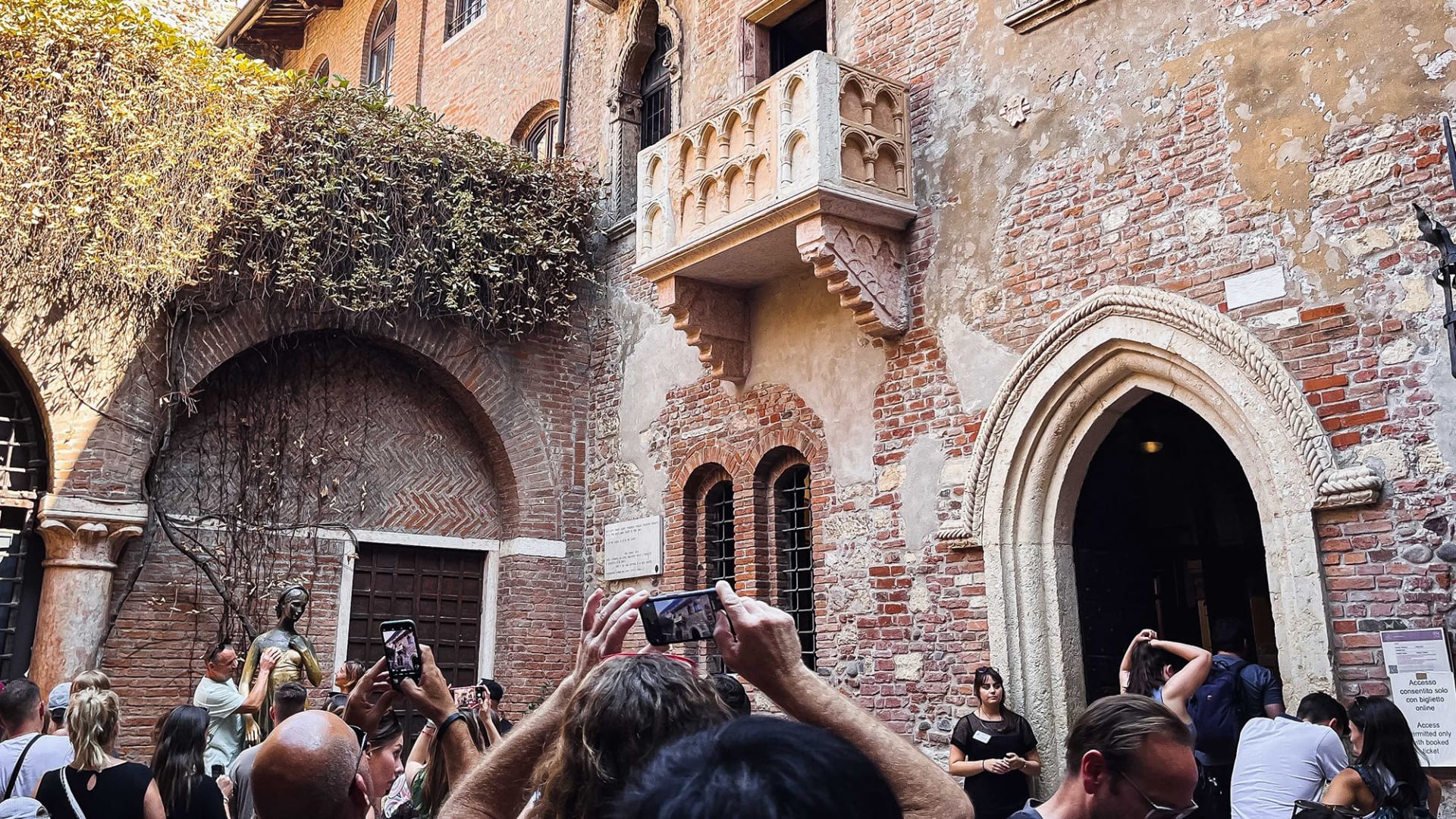 حشود السياح تؤدي إلى فرض رسوم دخول على مزار رومانسي شهير في إيطاليا