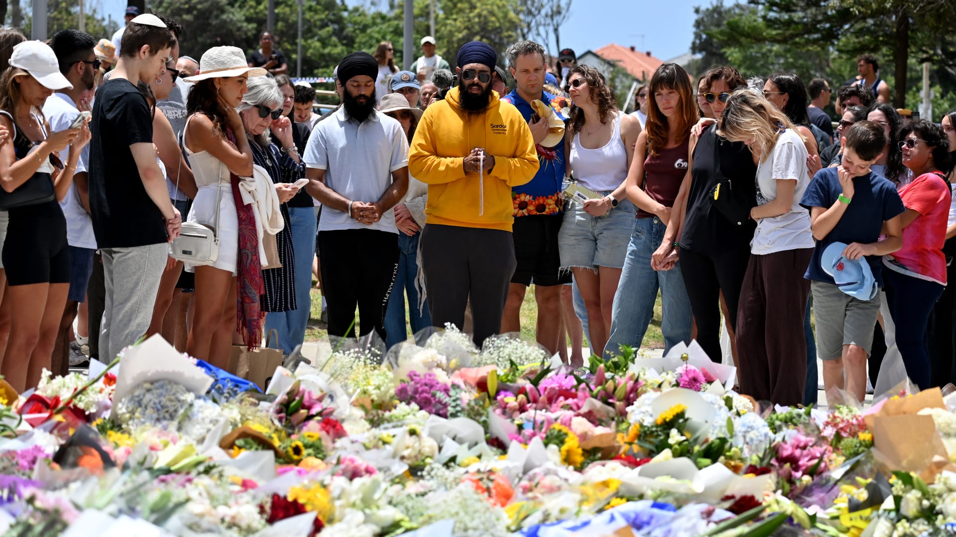 أشاد به ترامب.. من هو أحمد الأحمد الذي انتزع بندقية أحد مهاجمي سيدني بأستراليا؟