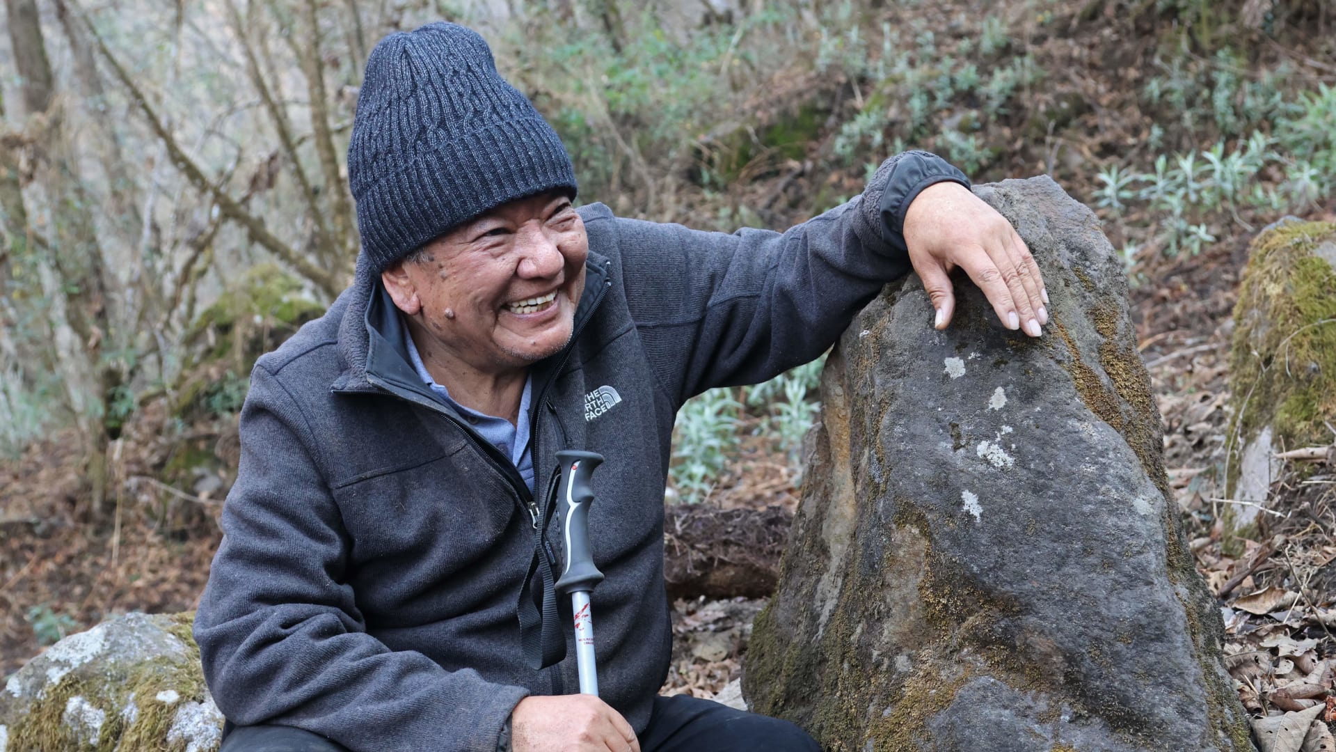 لقّب بـ"إله البصر".. ما قصة طبيب العيون النيبالي الذي عالج أكثر من 100 ألف شخص؟