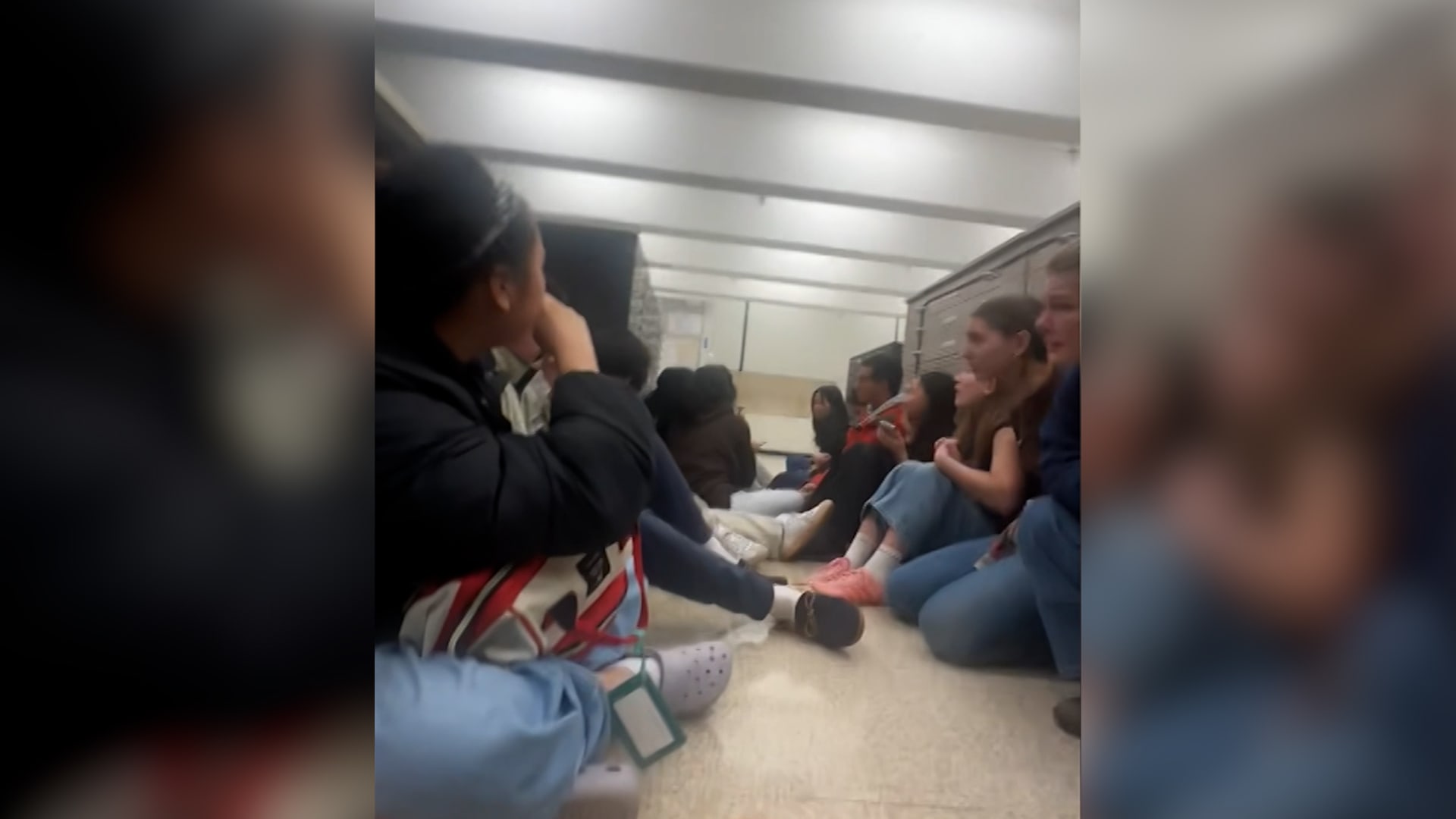 لحظة اقتحام ضباط أمريكيين مكتبة جامعة براون.. ورد فعل طلاب يحتمون داخلها