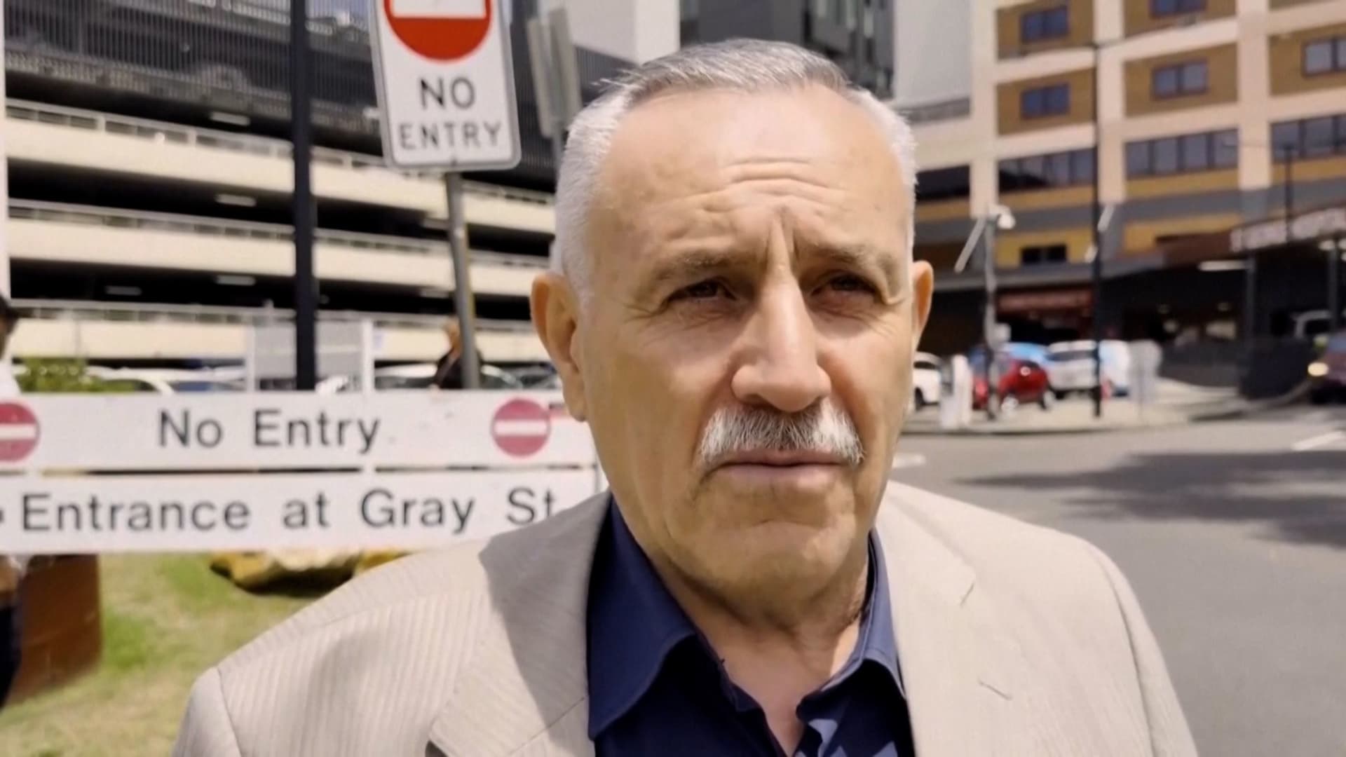 بعدما انقض على مهاجم سيدني.. والد اللاجئ السوري "البطل" يشيد بابنه مفتخرا به