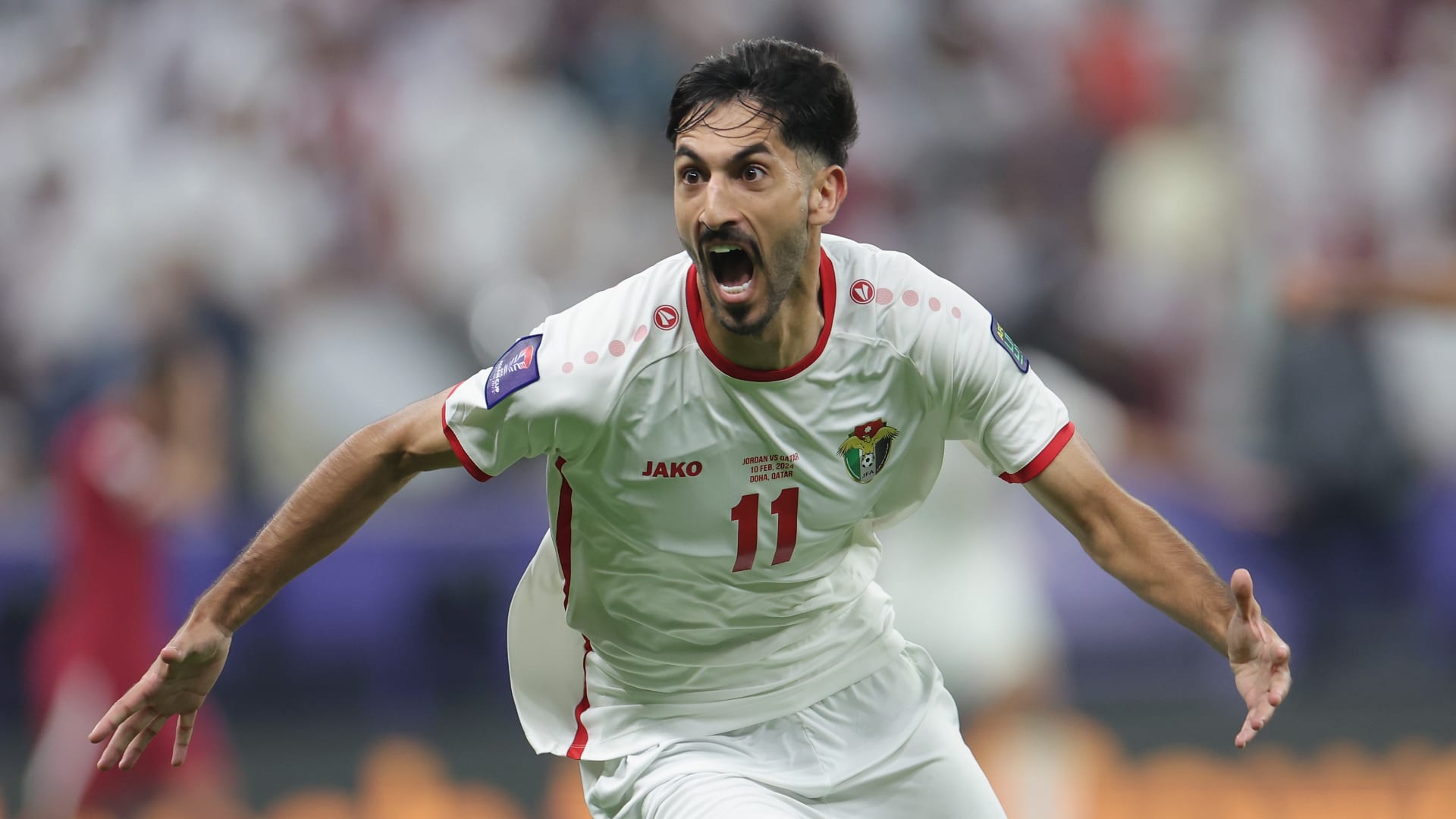 تصرف لافت من لاعبي منتخب الأردن تجاه يزن النعيمات خلال مباراة السعودية