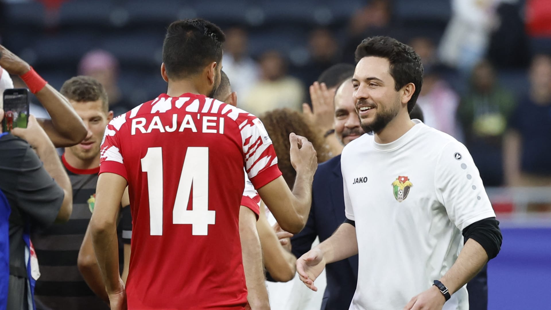 من الملعب.. الأمير الحسين والأمير هاشم يحتفلان مع لاعبي الأردن بالتأهل لنهائي كأس العرب