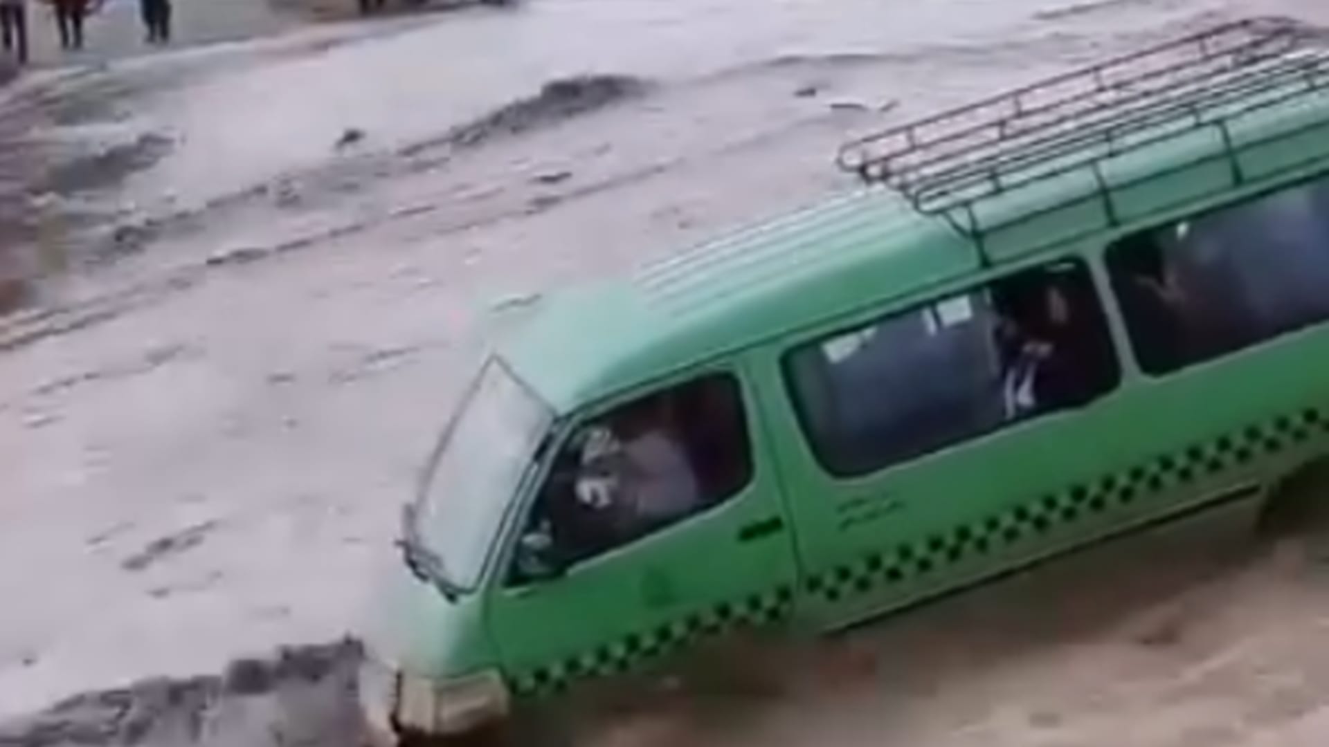 فيديو متداول لـ"سيول تجرف سيارة مليئة بالركاب" في المغرب.. هذه حقيقته