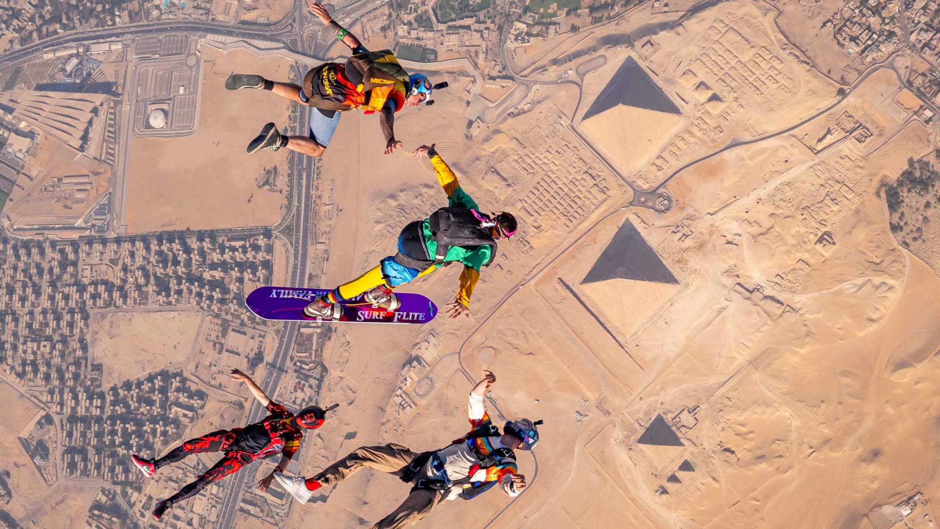 "اقفز مثل الفرعون"..تجربة سقوط حر على ارتفاع آلاف الأقدام فوق أهرامات مصر