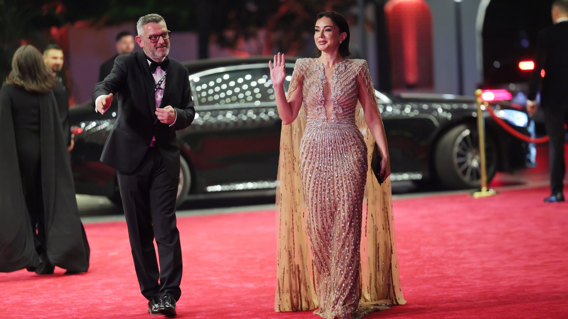 ما لا يراه الجمهور..دور منسّقي أزياء المشاهير في صناعة الإطلالات المثالية