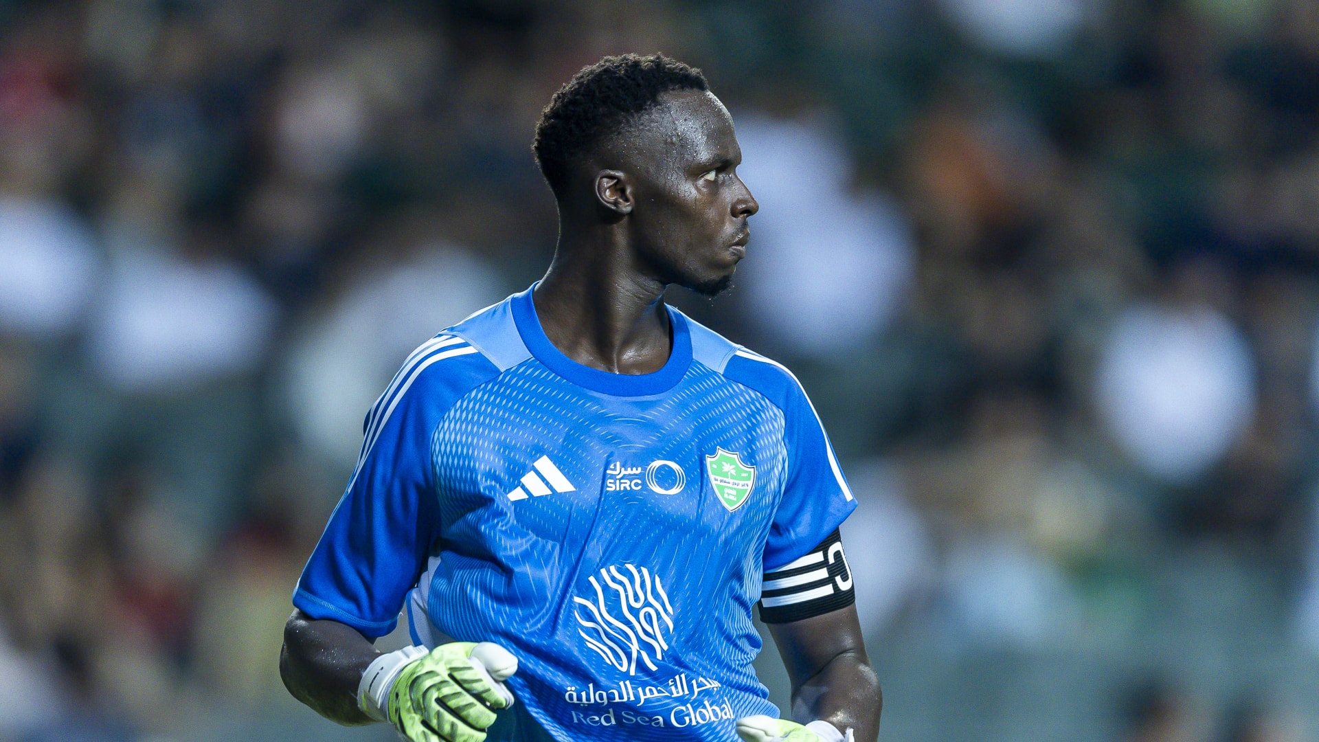 رحلة إدوارد ميندي مستمرة مع الأهلي السعودي.. ما مدة العقد الجديد بينهما؟