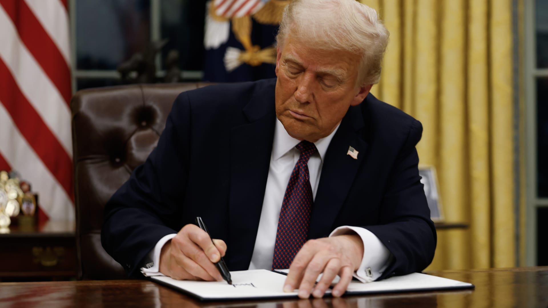 بينها دول عربية.. ترامب يوقع أمراً تنفيذياً لـ"تشديد القيود" على دخول الأجانب