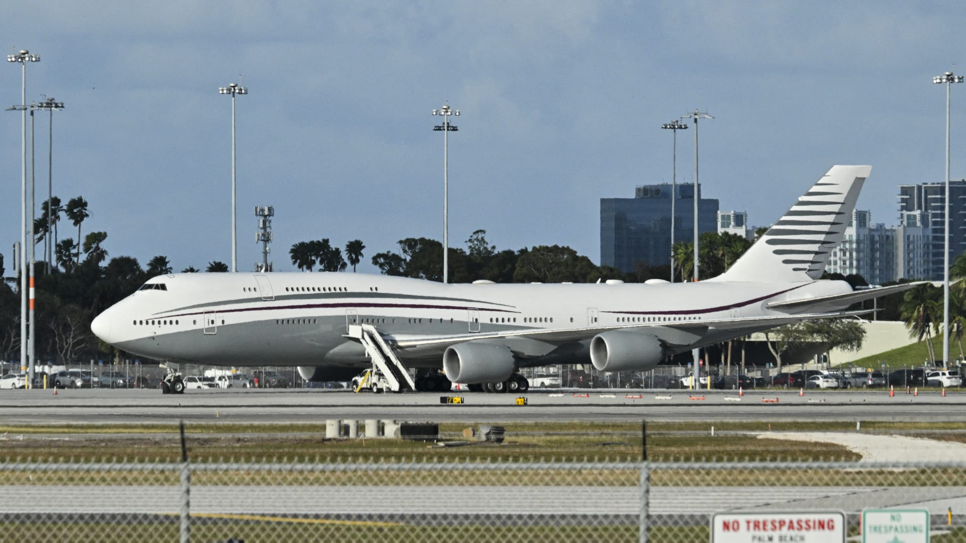 بعد هدية قطر لترامب.. سلاح الجو الأمريكي يعلن عزمه شراء طائرتين بوينغ من ذات الفئة ويوضح السبب