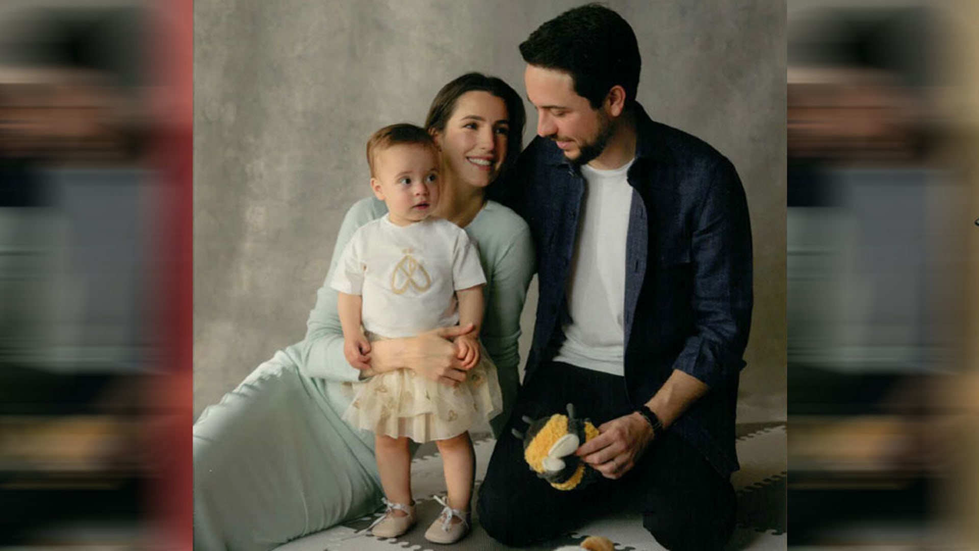 الأردن.. لقطة حضن ولي العهد لزوجته الأميرة رجوة ونظرتها له ببطاقة معايدة العام الجديد