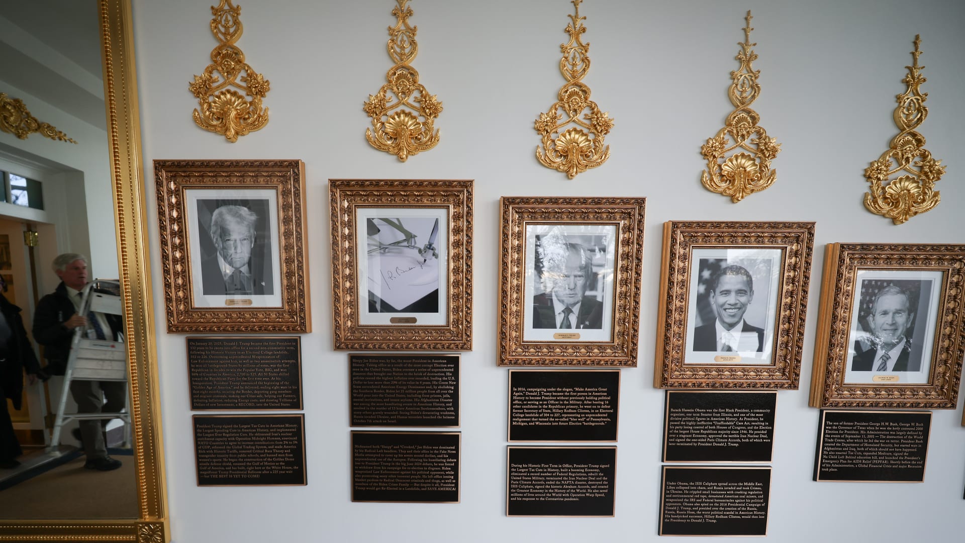 تعليق لوحات بـ"أوصاف لاذعة" في "ممشى الرؤساء" بالبيت الأبيض.. ماذا كُتب عن ترامب وبايدن وأوباما؟