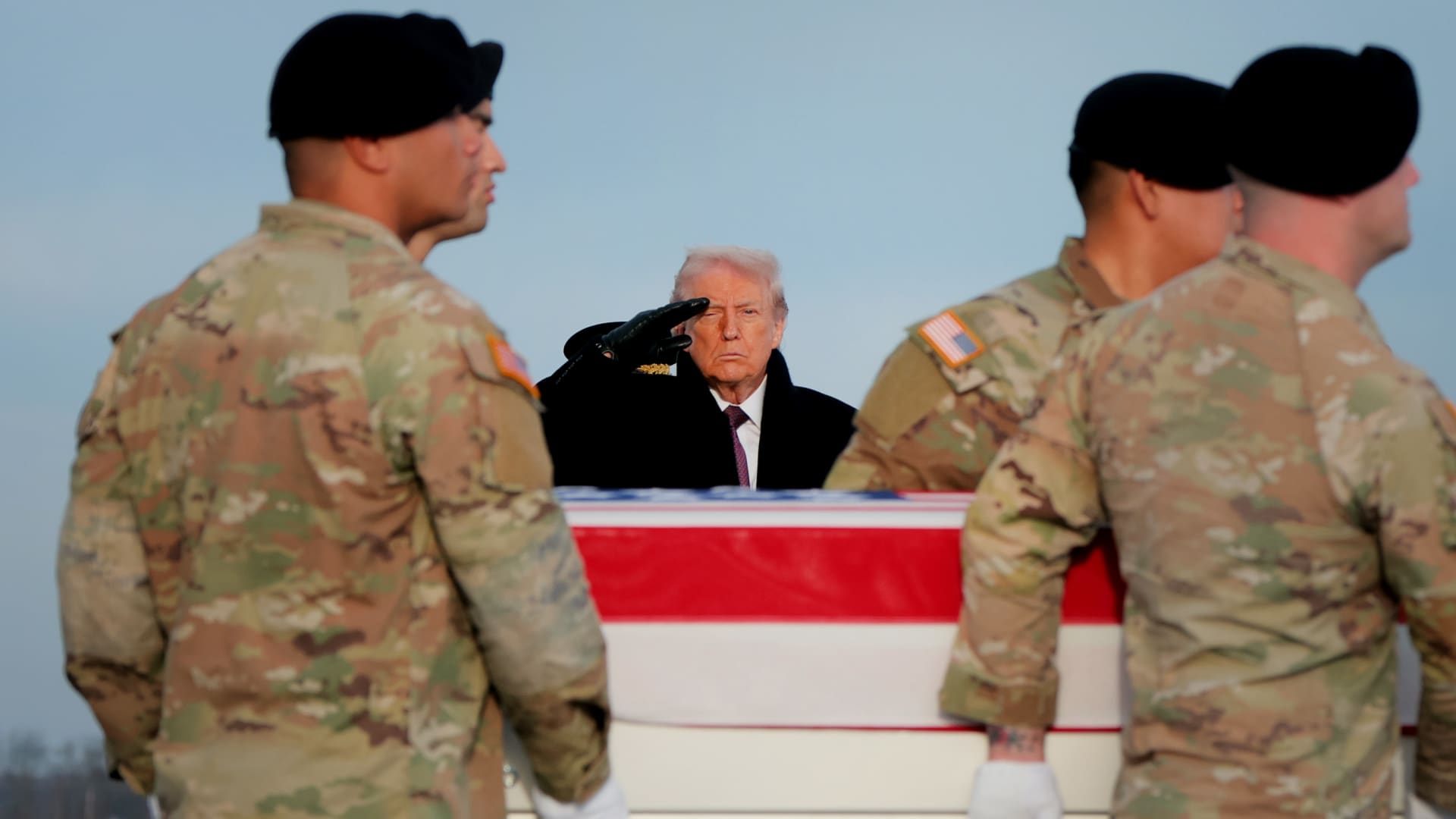 فيديو كيف استقبل ترامب رفات الجنديين المقتولين بكمين داعش في سوريا