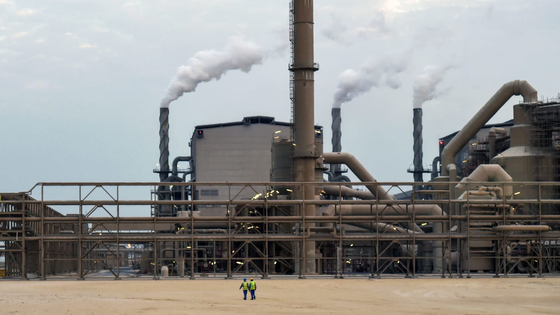 السعودية تُلغي المقابل المالي على العمالة الوافدة بالمنشآت الصناعية.. ماذا سيعني ذلك؟