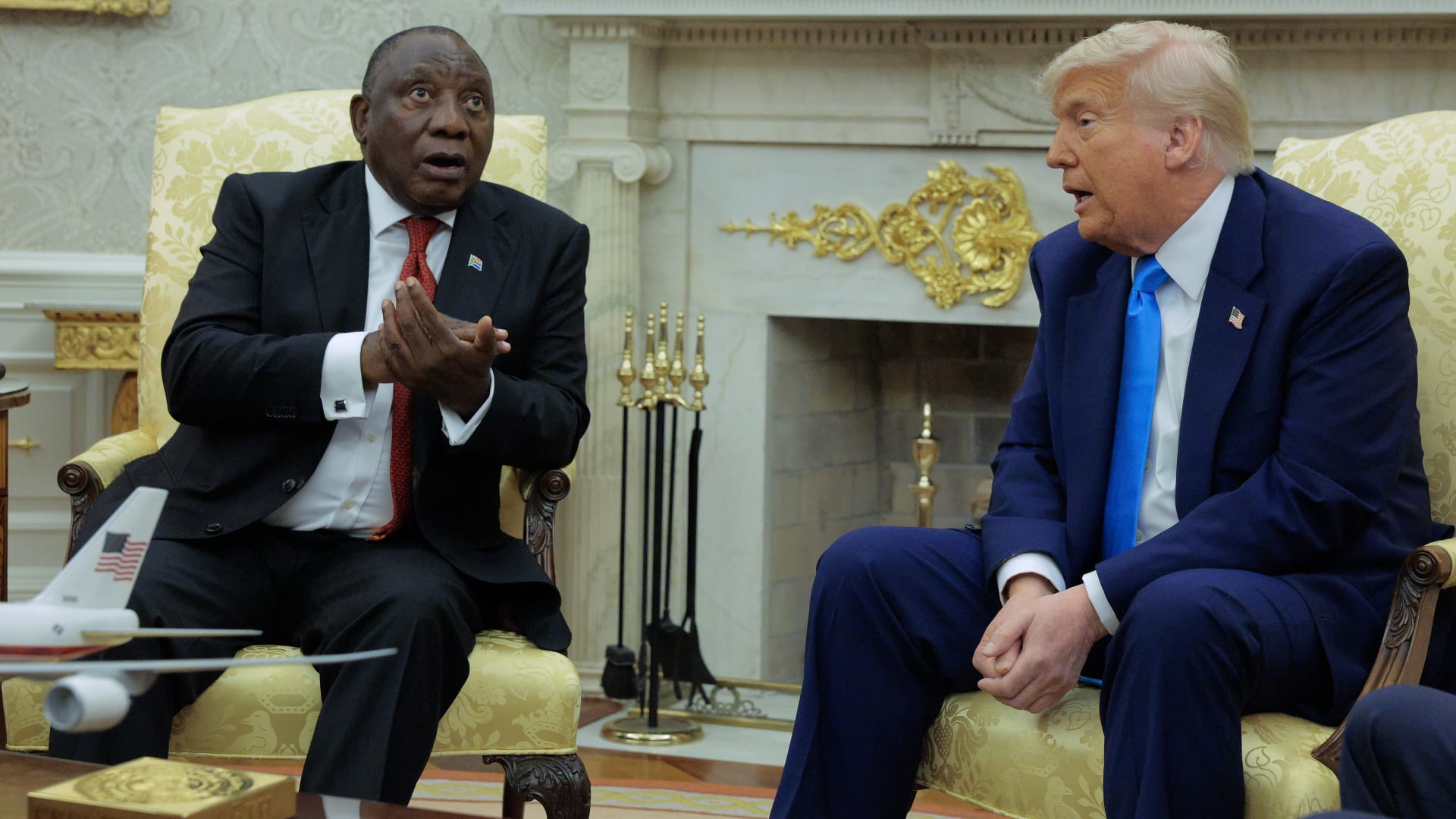 جنوب إفريقيا تحتجز موظفين حكوميين أمريكيين لفترة وجيزة وسط علاقات متوترة