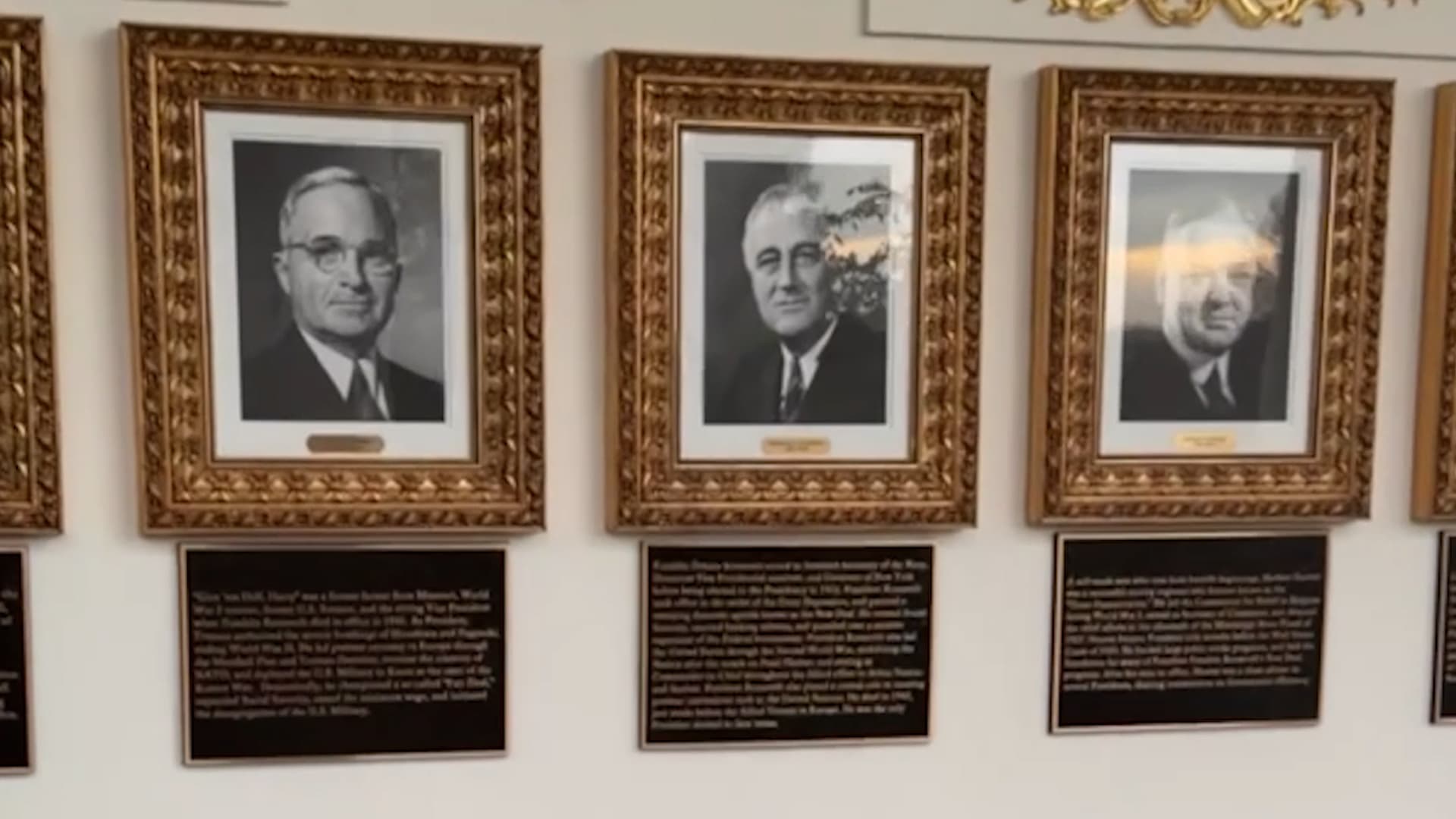 بعضها يتضمن إهانات.. ترامب يعرض لوحات جديدة على "ممشى المشاهير الرئاسي"