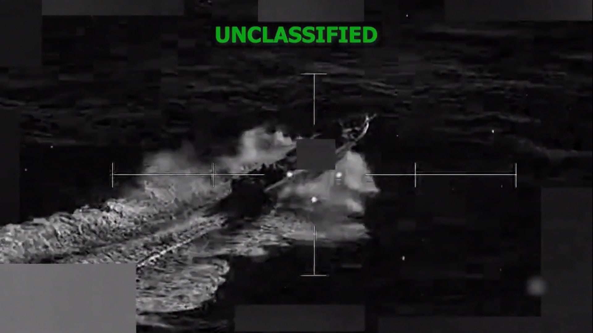 لحظة تدمير الجيش الأمريكي قارب مخدرات مزعوم وسط البحر