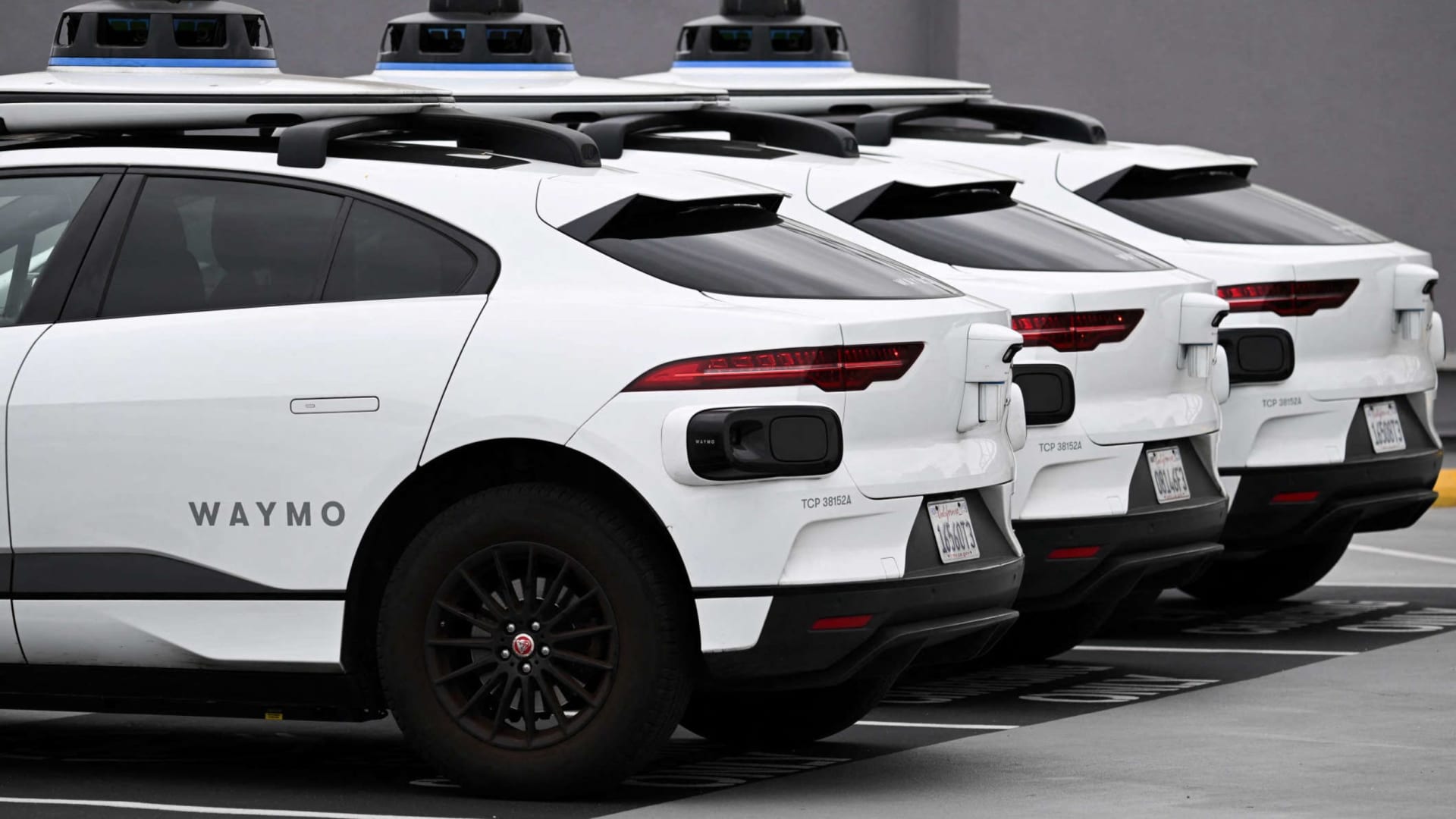 وايمو تتقدم على تسلا بمنافسة ريادة القيادة الذاتية.. ما أسباب نجاحها؟