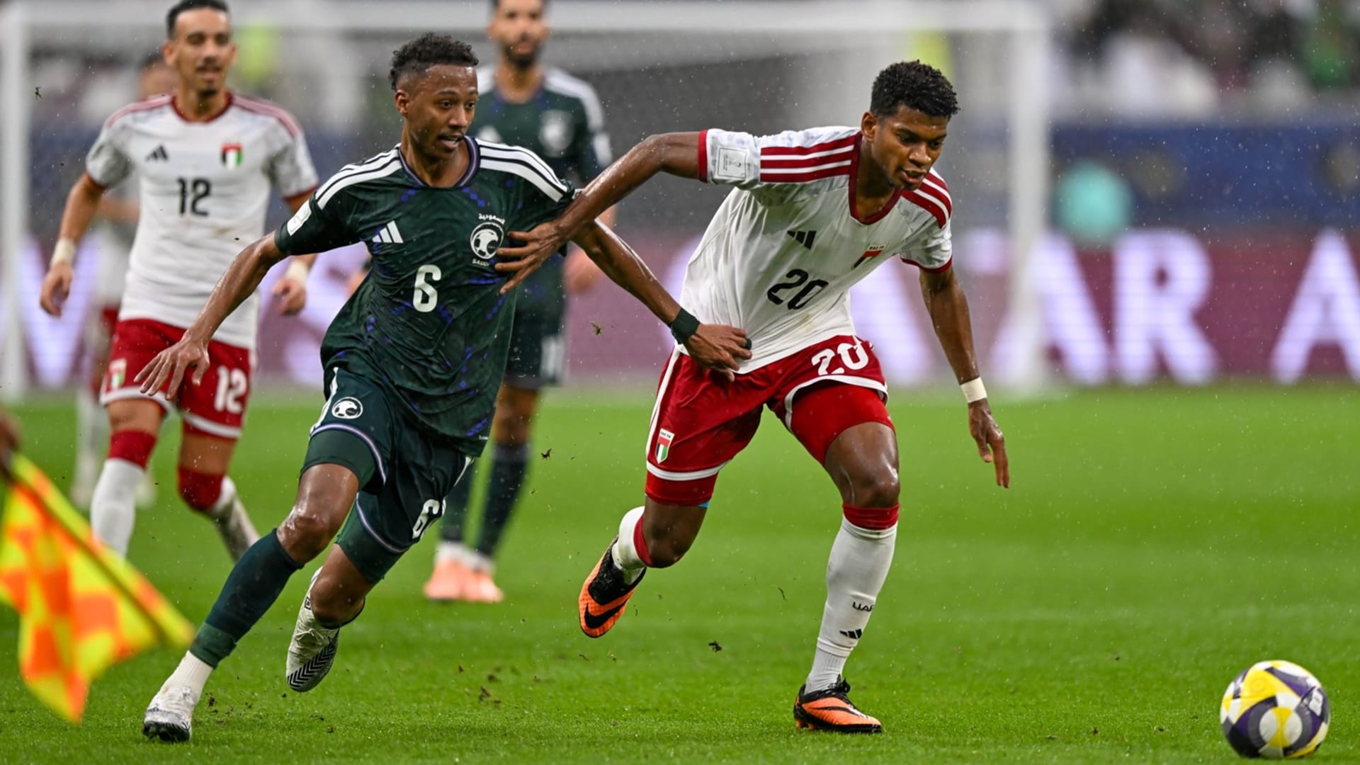 مباراة السعودية والإمارات.. الأمطار الغزيرة في قطر تؤجّل انطلاق الشوط الثاني