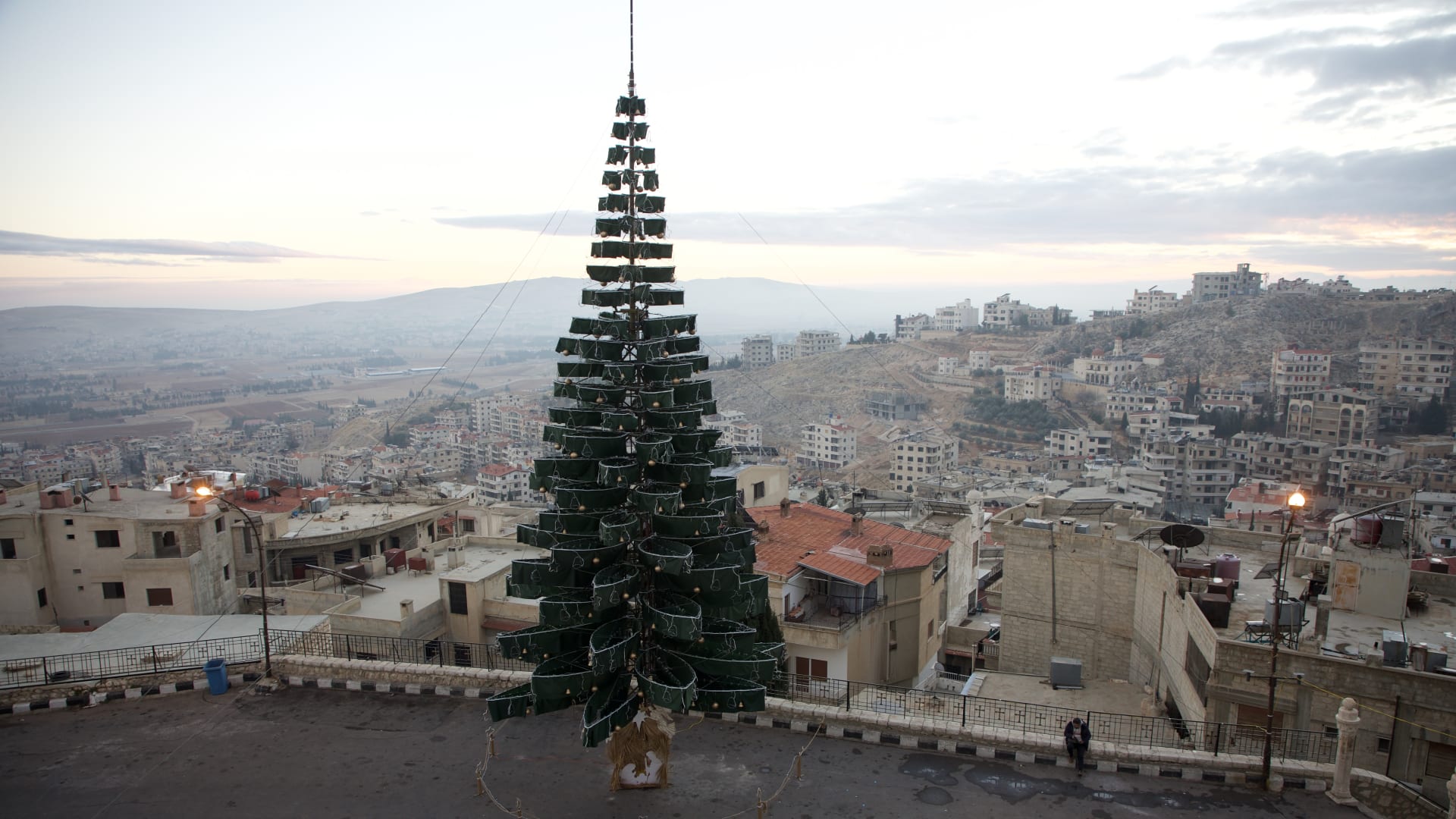 فيديو متداول لـ"حرق شجرة عيد الميلاد في حمص" بسوريا.. ما حقيقته؟