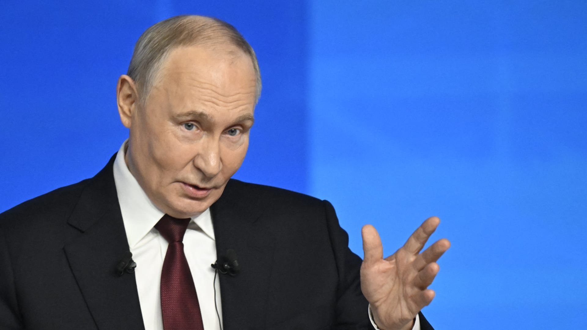 "لماذا تقف على العتبة؟".. بوتين يسخر من زيارة زيلينسكي لمدينة كوبيانسك الأوكرانية على خط المواجهة