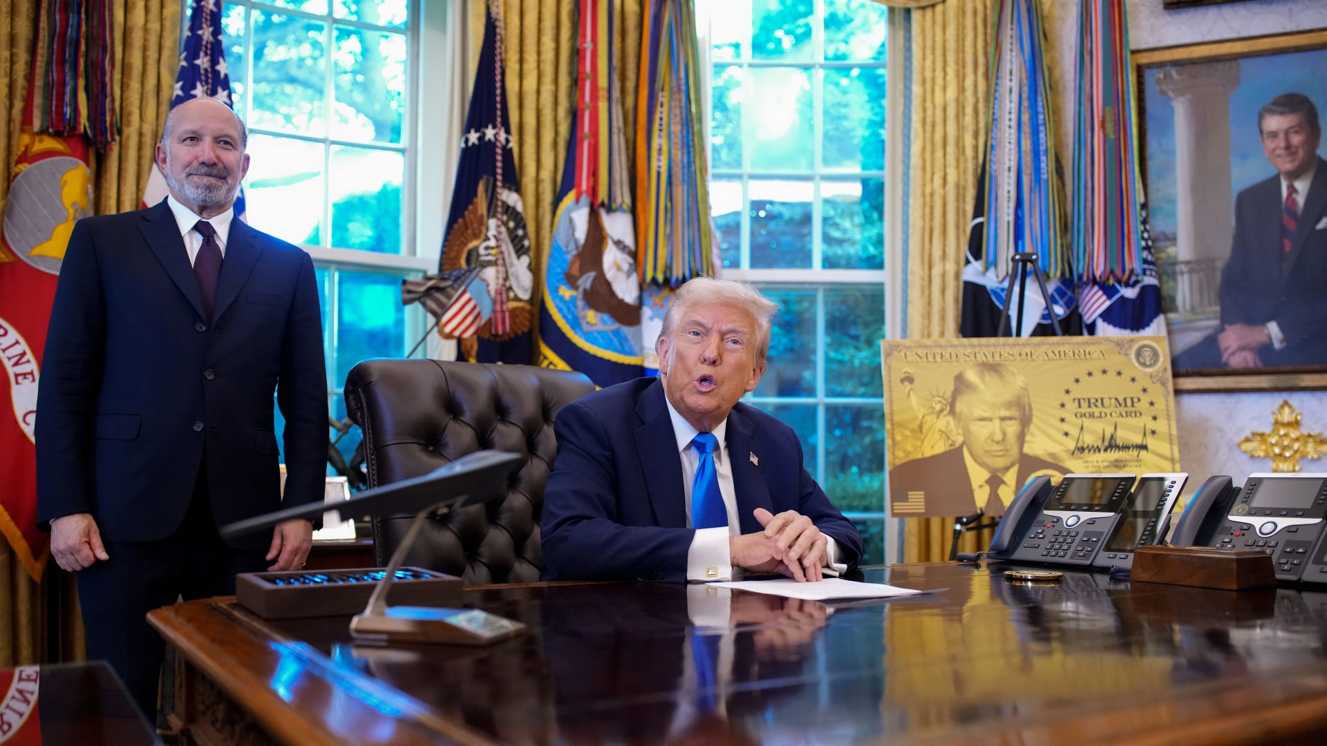 وزير أمريكي: "بطاقة ترامب الذهبية" جلبت أكثر من مليار دولار "في أيام".. والرئيس: سنخفض بها الدين