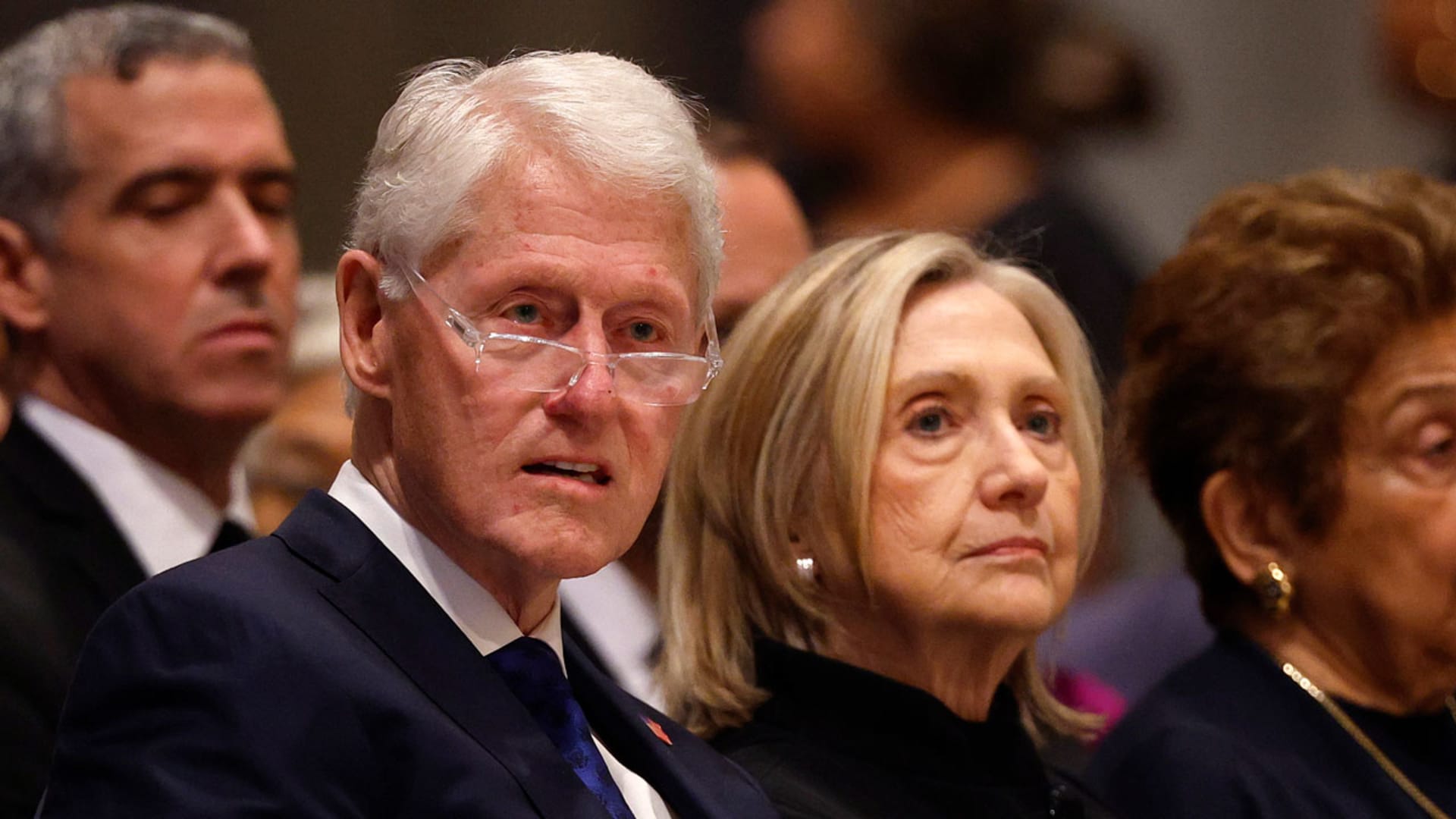 مسؤول أمريكي ينشر صورة بيل كلينتون بحوض استحمام ساخن مع إحدى ضحايا إبستين