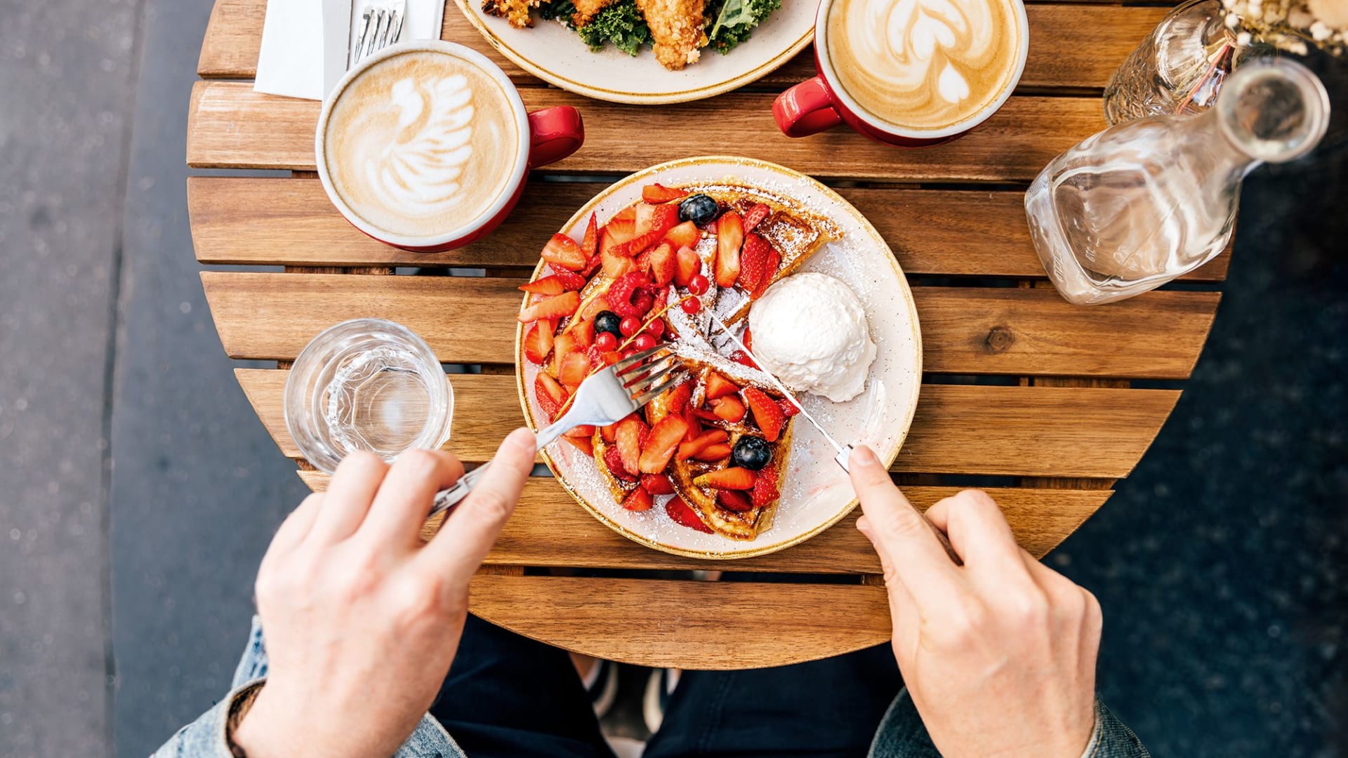 هل تتبع الأسلوب الأمريكي أم القاري عند تناول الطعام؟ خبراء آداب المائدة يوضحون الفرق