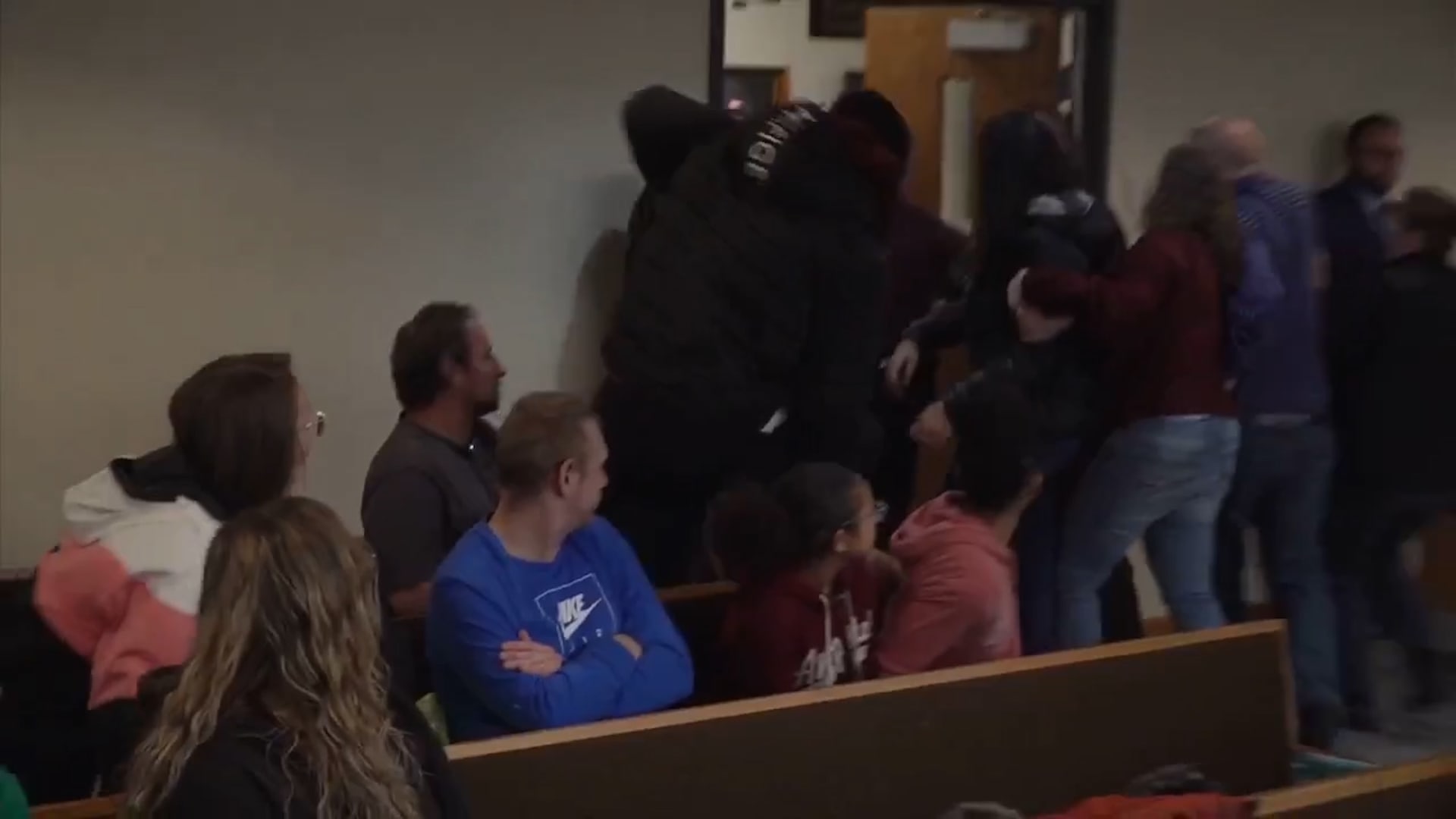 فوضى عارمة وشجار.. شاهد ما حدث خلال جلسة نطق بالحكم في قضية قتل داخل قاعة محكمة