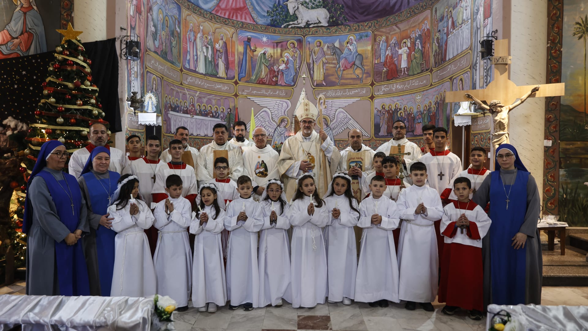 إقامة قداس عيد الميلاد بالكنيسة الكاثوليكية الوحيدة في غزة التي قصفتها إسرائيل