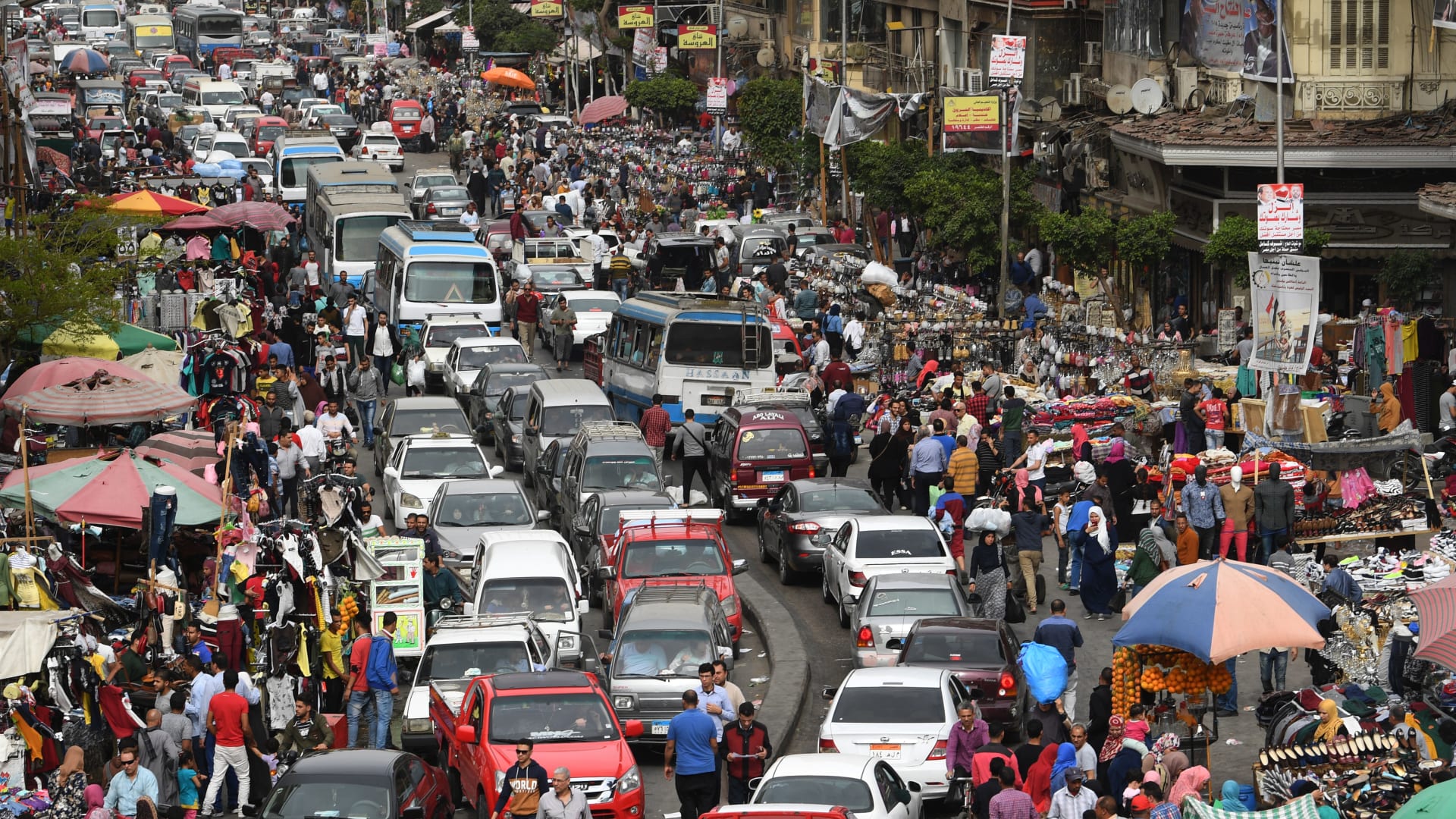 مصر.. إجراءات لتنظيم سوق "ملابس البالة" بعد شكاوى تجار ومصنعين