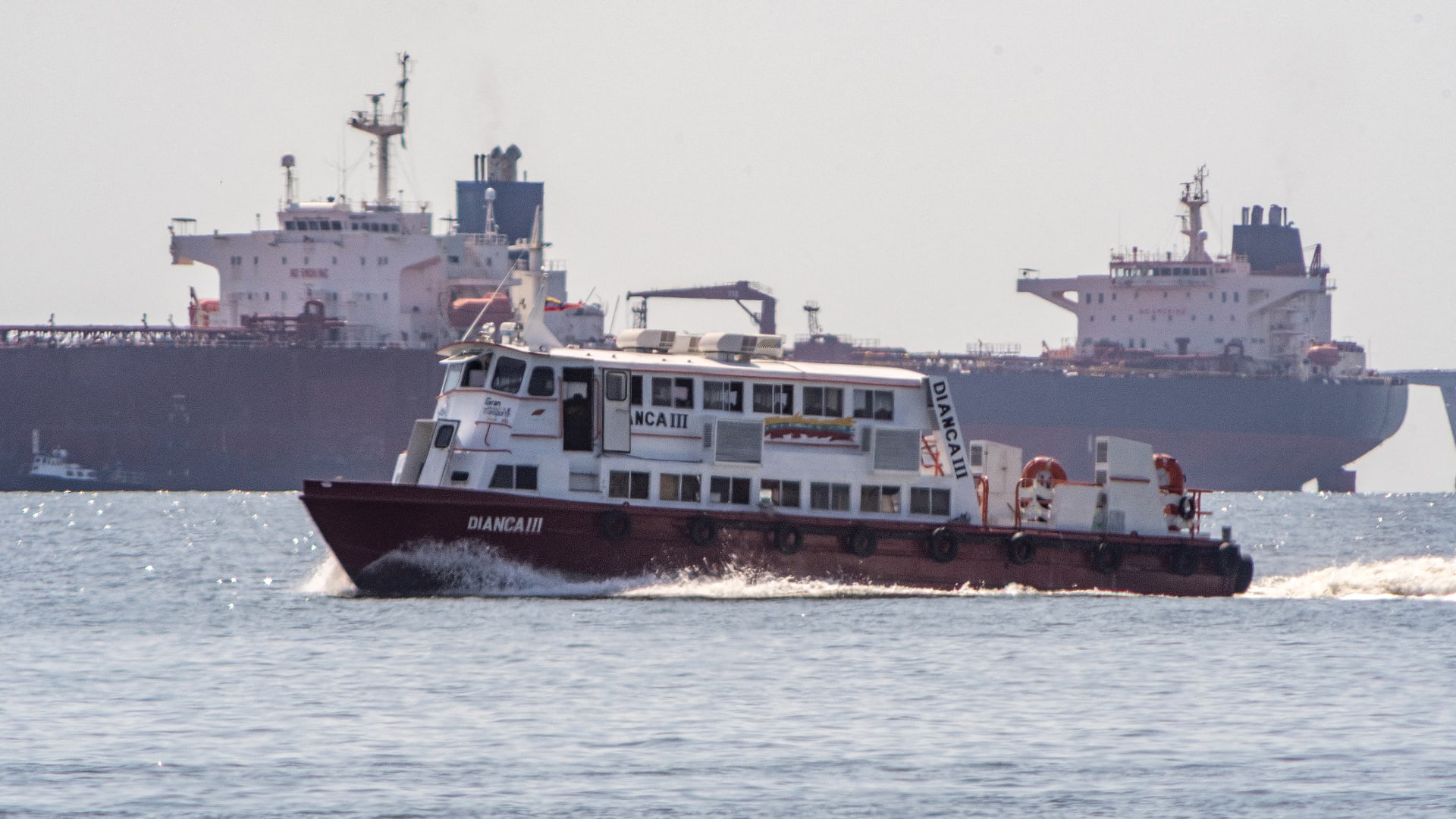 مرتبطة بـ"بعقوبات النفط الإيراني".. مسؤول أمريكي: خفر السواحل يلاحق سفينة قرب فنزويلا