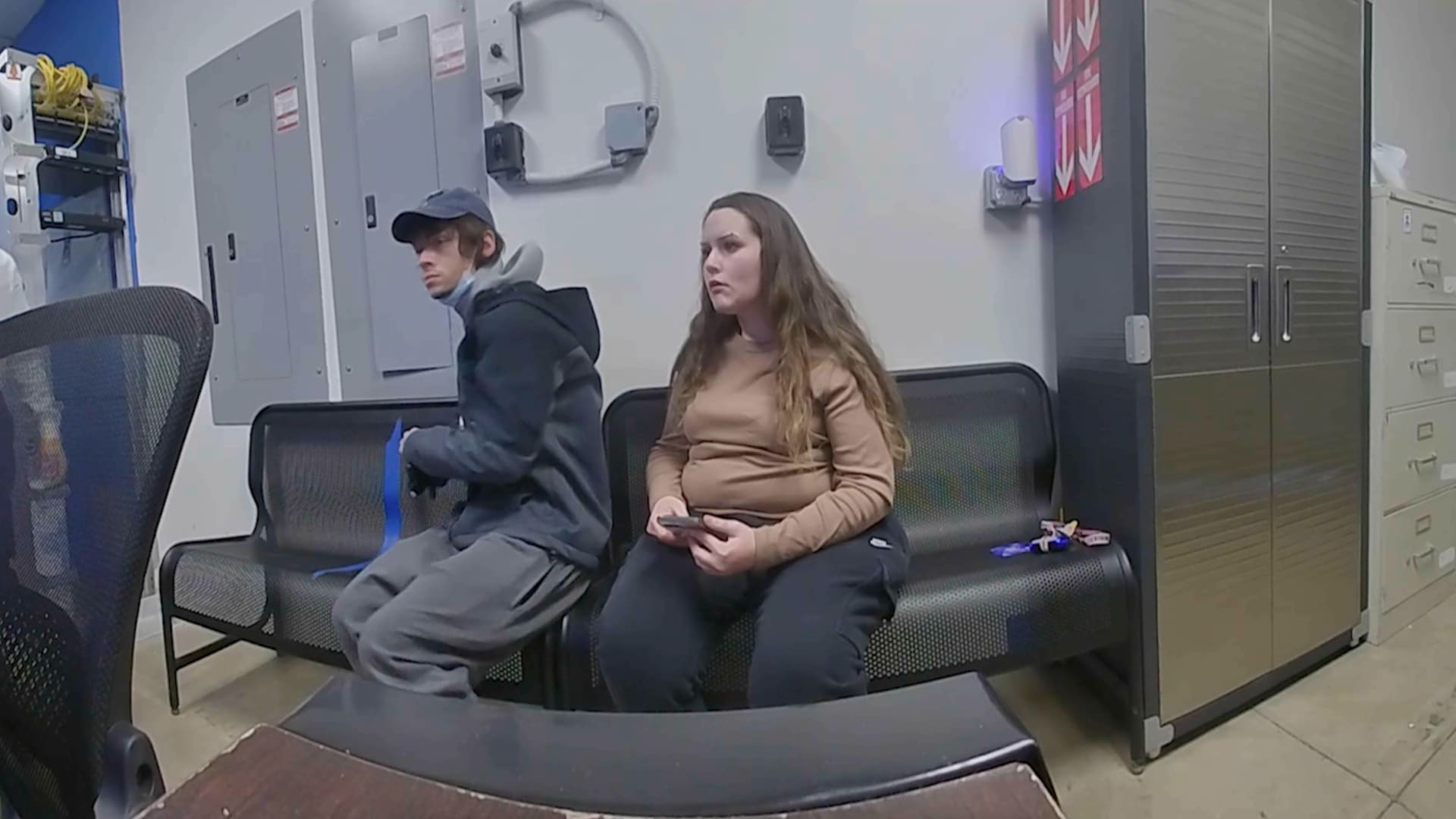 لحظة قيام مشتبه به بإشهار مسدس بوجه ضابط خلال التحقيق معه بسرقة.. شاهد ما حدث