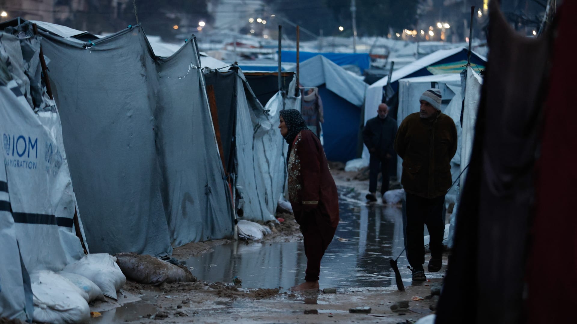 خيام غارقة وأطلال مبان دمرها القصف.. سكان غزة يواجهون خيارا قاسيا في الشتاء