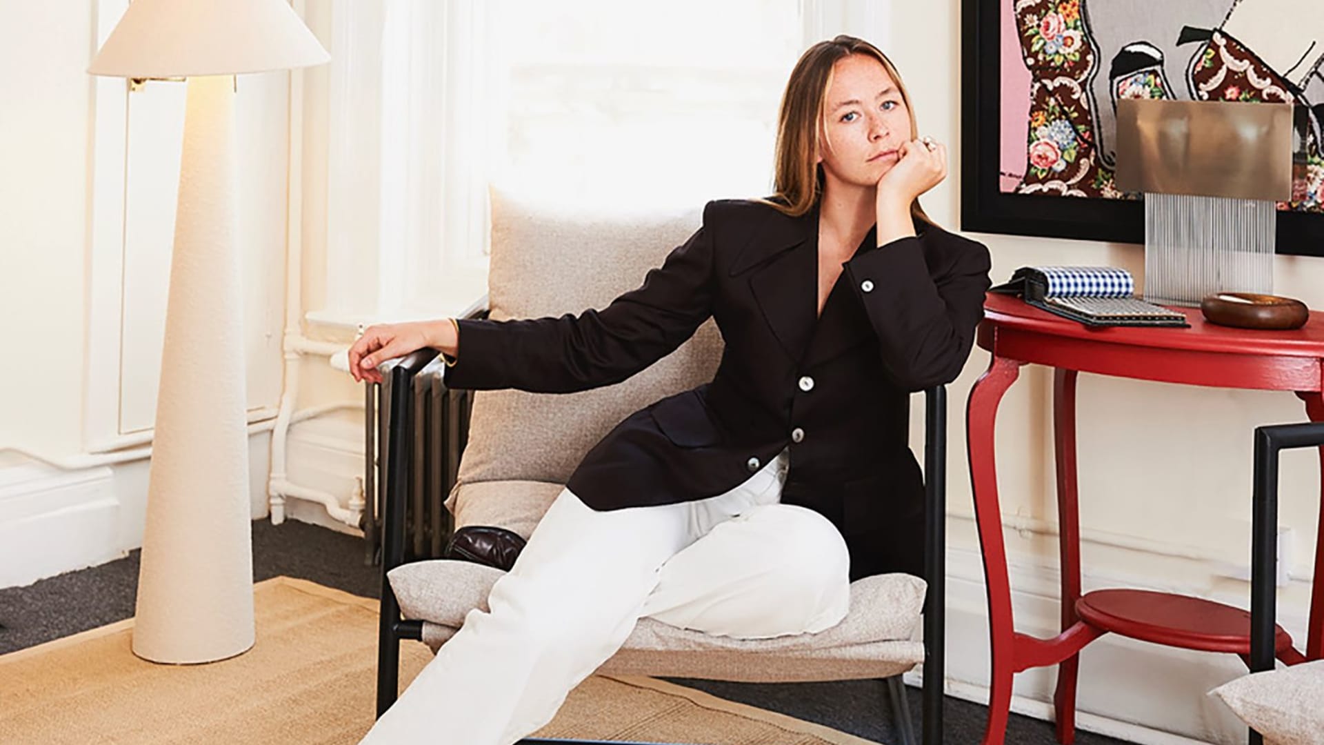 بدلات حسب الطلب… كيف غيّرت مصممة شابة قواعد شارع "سافيل رو" في لندن