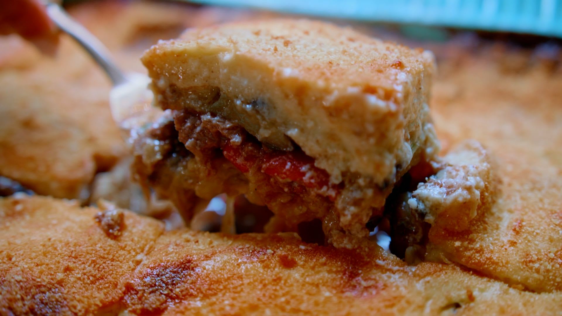 سرّ تحضير المسقعة اليونانية بالباذنجان.. أشهى ما حضّرته هذه الطاهية على الإطلاق