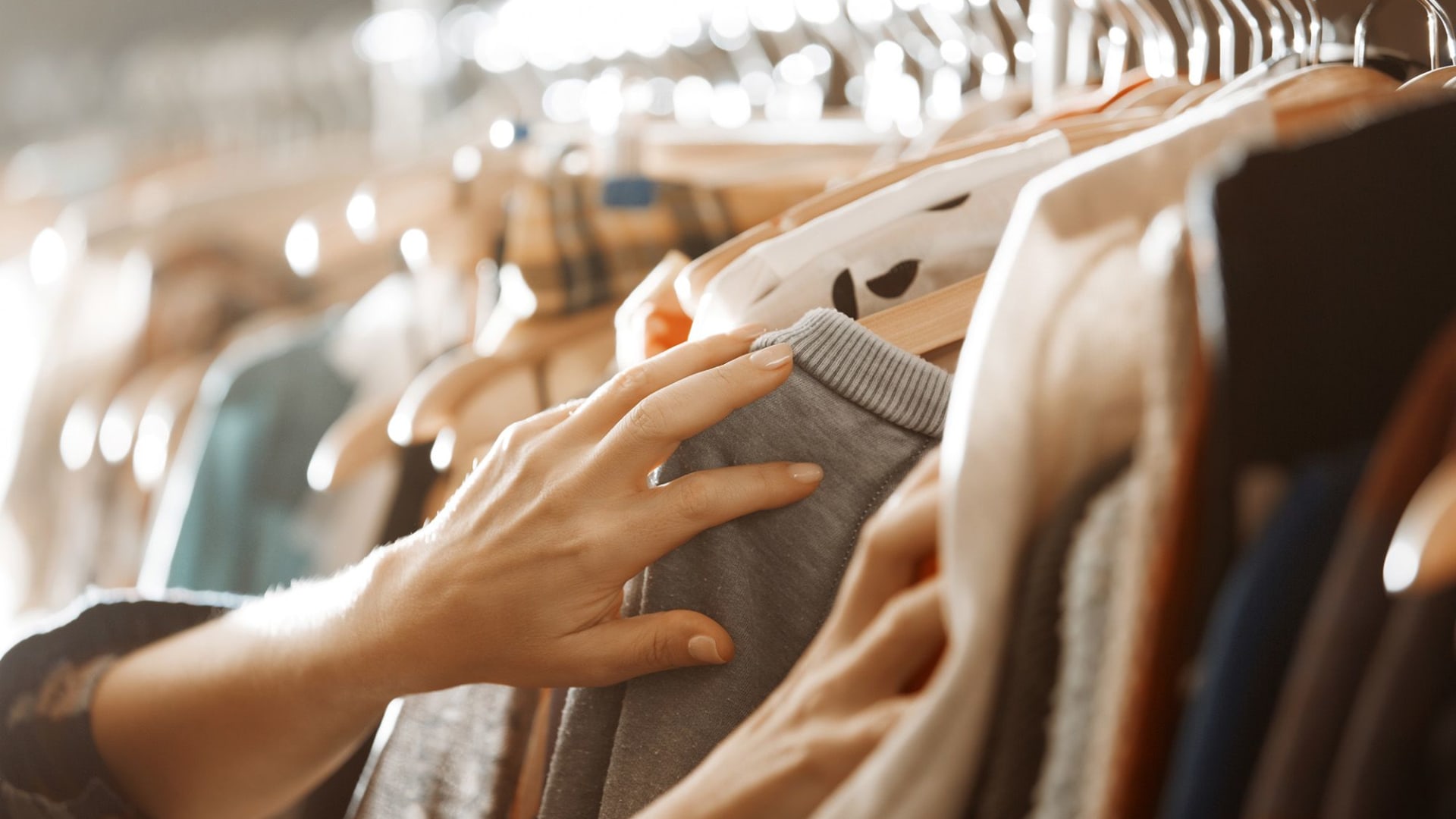 صيحة تأجير الملابس.. لماذا تكتسب شعبية واسعة بين جيل الألفية والجيل "زد"؟