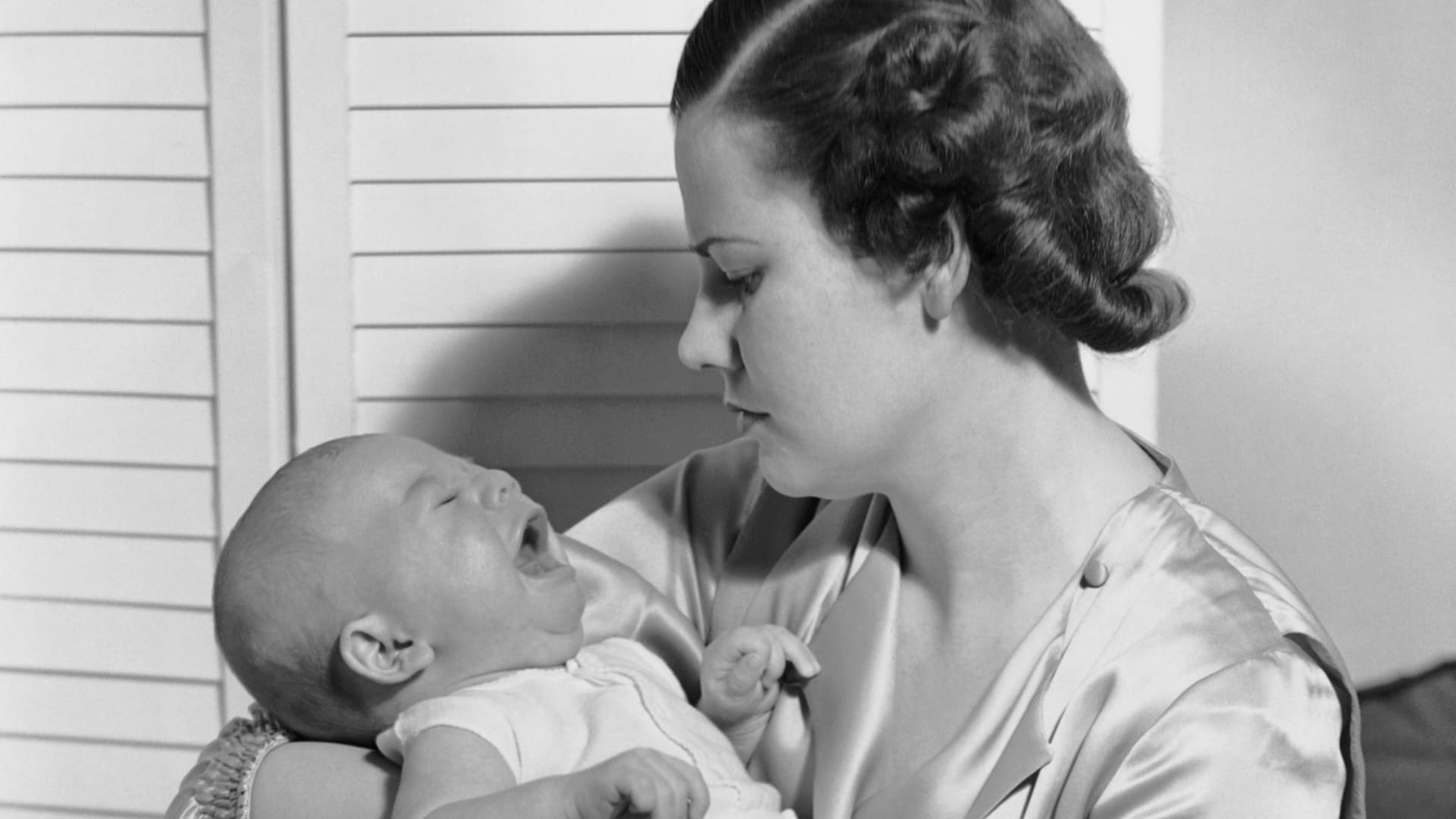 بين الألم والوصمة.. أمهات يُعانين بصمت بعد الولادة