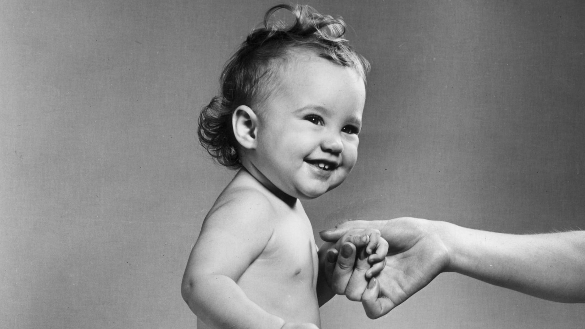 مقارنة الأطفال بأجيال سابقة.. حقائق علمية أم أوهام اجتماعية؟