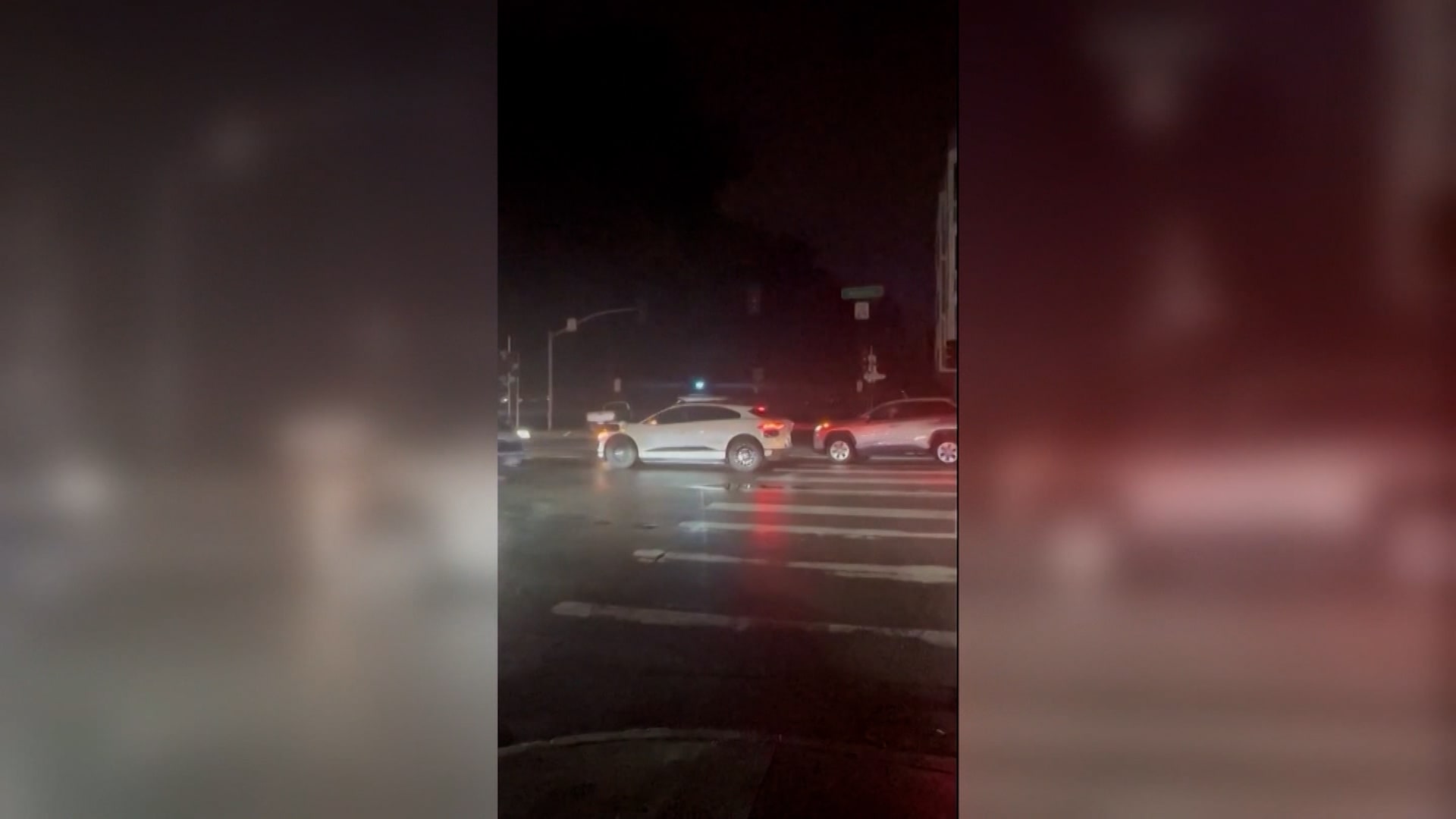 شاهد توقف سيارة ذاتية القيادة بالكامل في منتصف تقاطع مزدحم إثر انقطاع واسع للطاقة