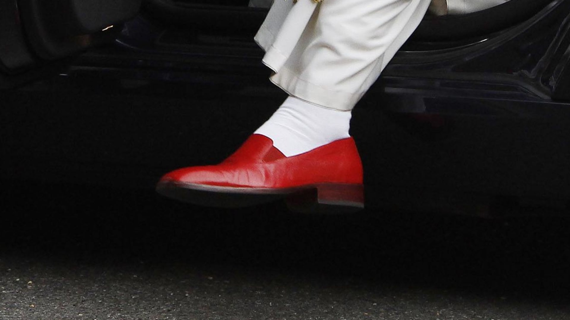 هل تساءلت يومًا من أين يشتري البابا حذاءه؟