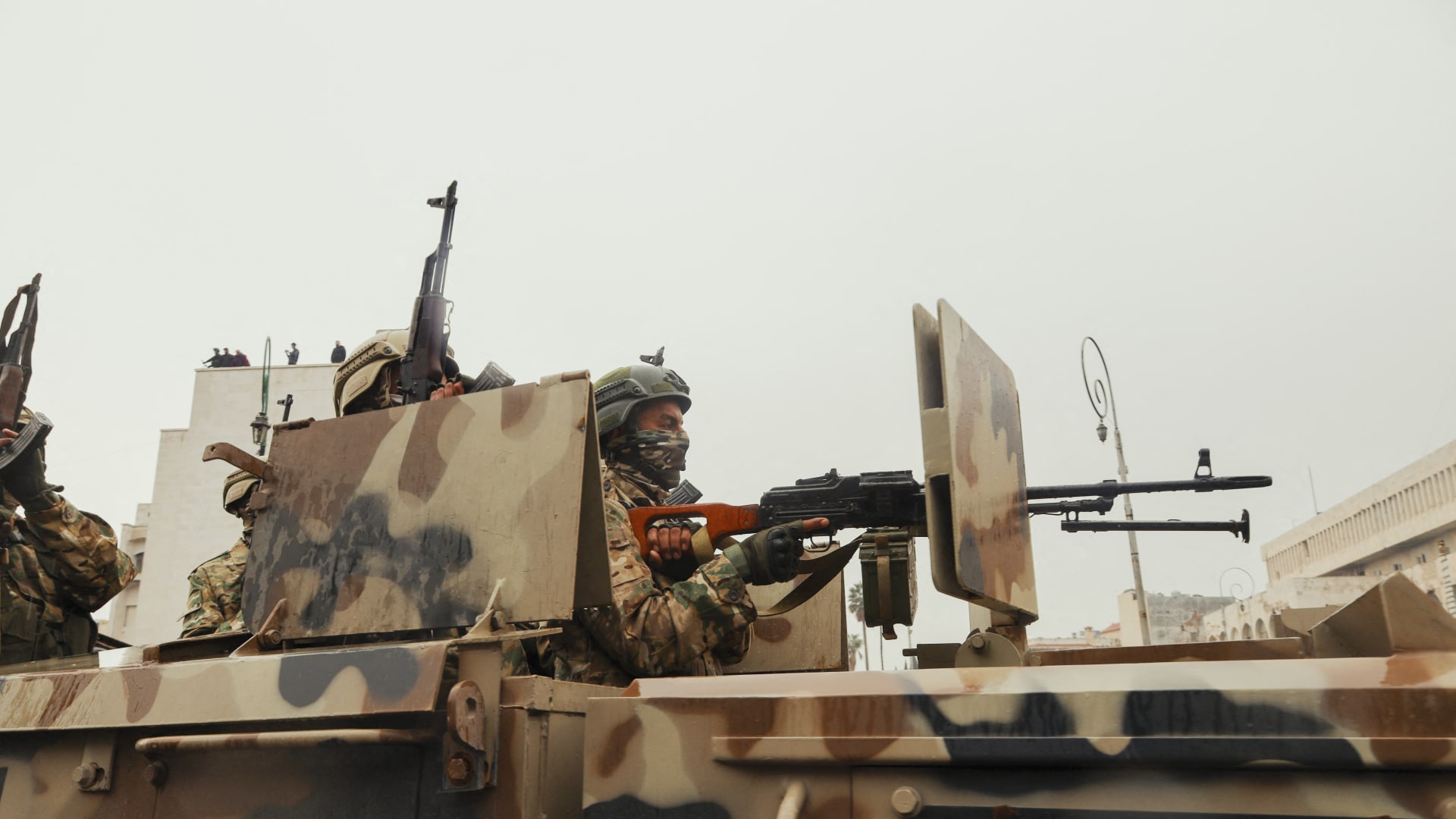 اشتباكات بالأسلحة الثقيلة في أحياء حلب وسط تبادل للاتهامات بين "قسد" والجيش السوري