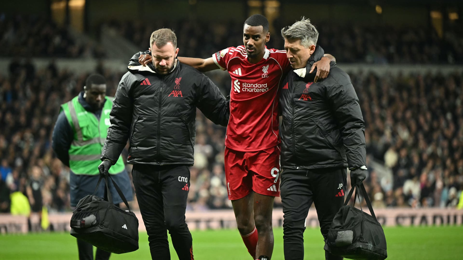 ألكسندر إيزاك يخضع لعمل جراحي بعد إصابة خطيرة.. وهذه مدة غيابه المتوقعة