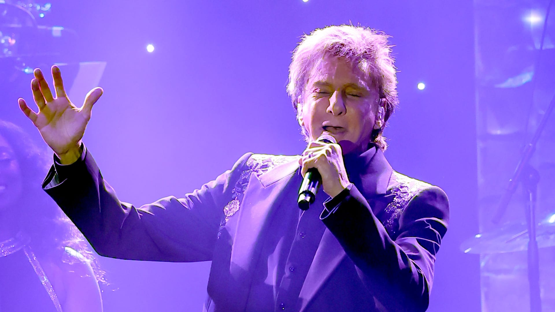 باري مانيلو يكشف عن إصابته بسرطان الرئة