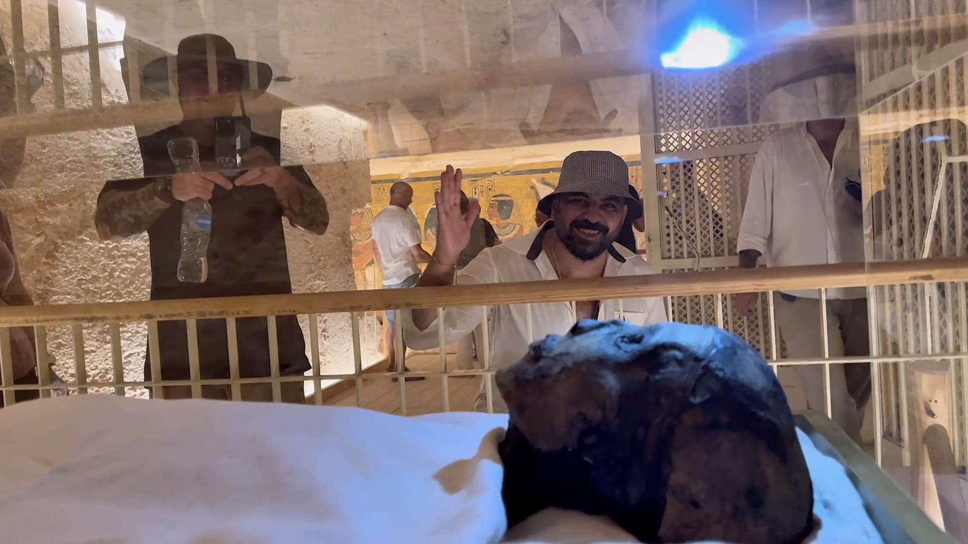 هكذا تبدو مومياء الملك الذهبي توت عنخ آمون عن قرب في الأقصر بمصر