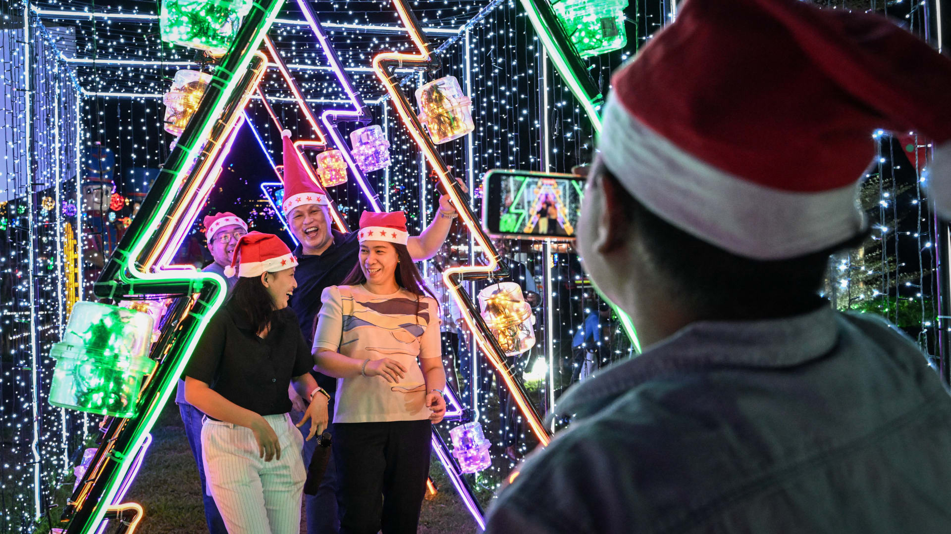 الفلبين سبقت العالم بأكمله في التحضير لعيد الميلاد.. ما السبب وراء هذا التفاني؟