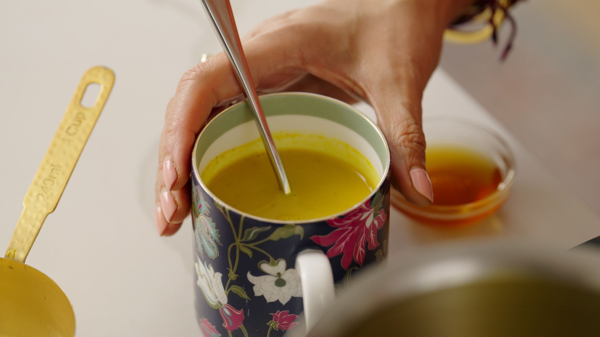 انسَ الشوكولاتة الساخنة.. مشروب "الحليب الذهبي" الدافئ والصحي "أشبه بعناق داخل كوب"